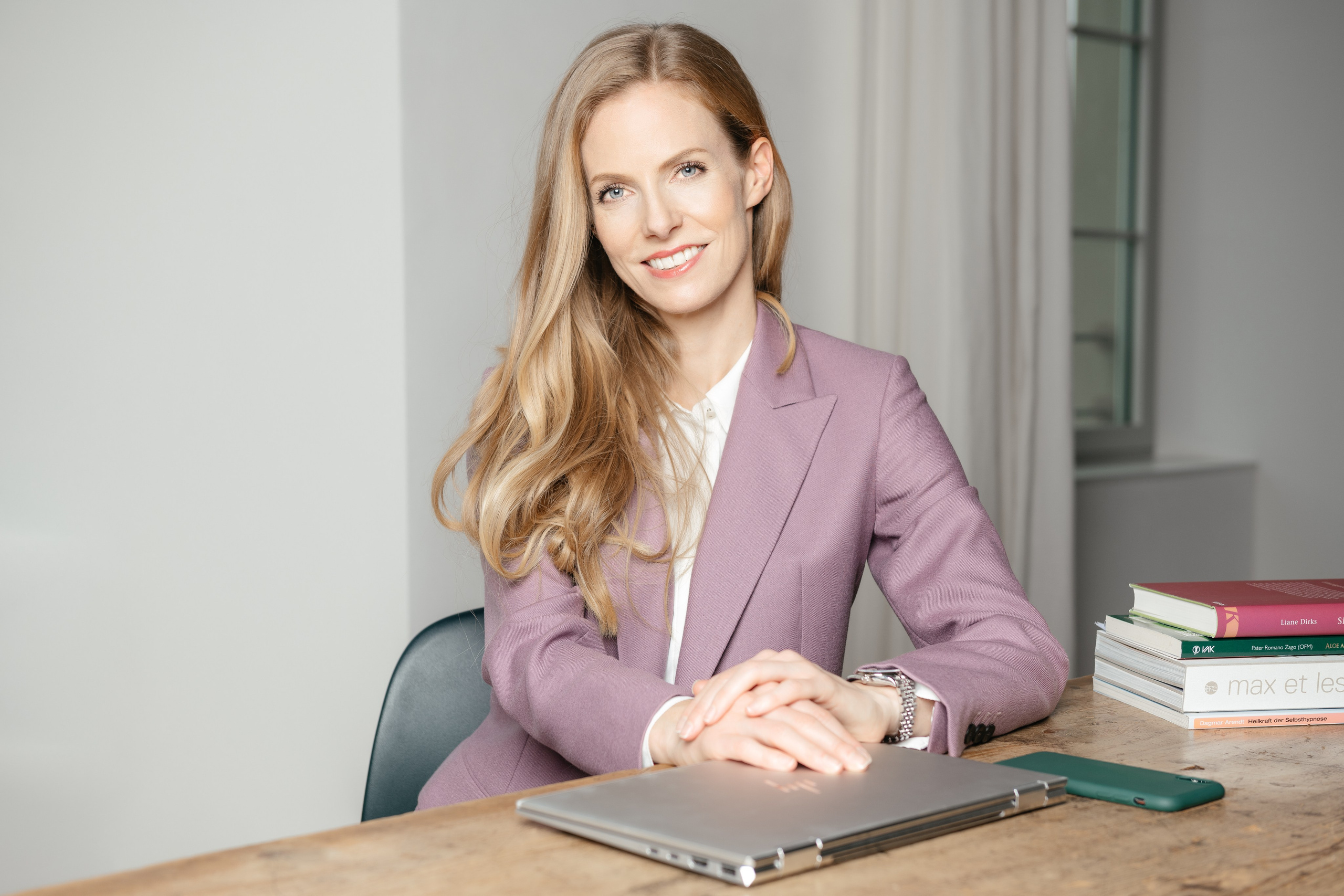 PEOPLE. Hallo! Ich bin Elena und arbeite als Immobilienfotografin