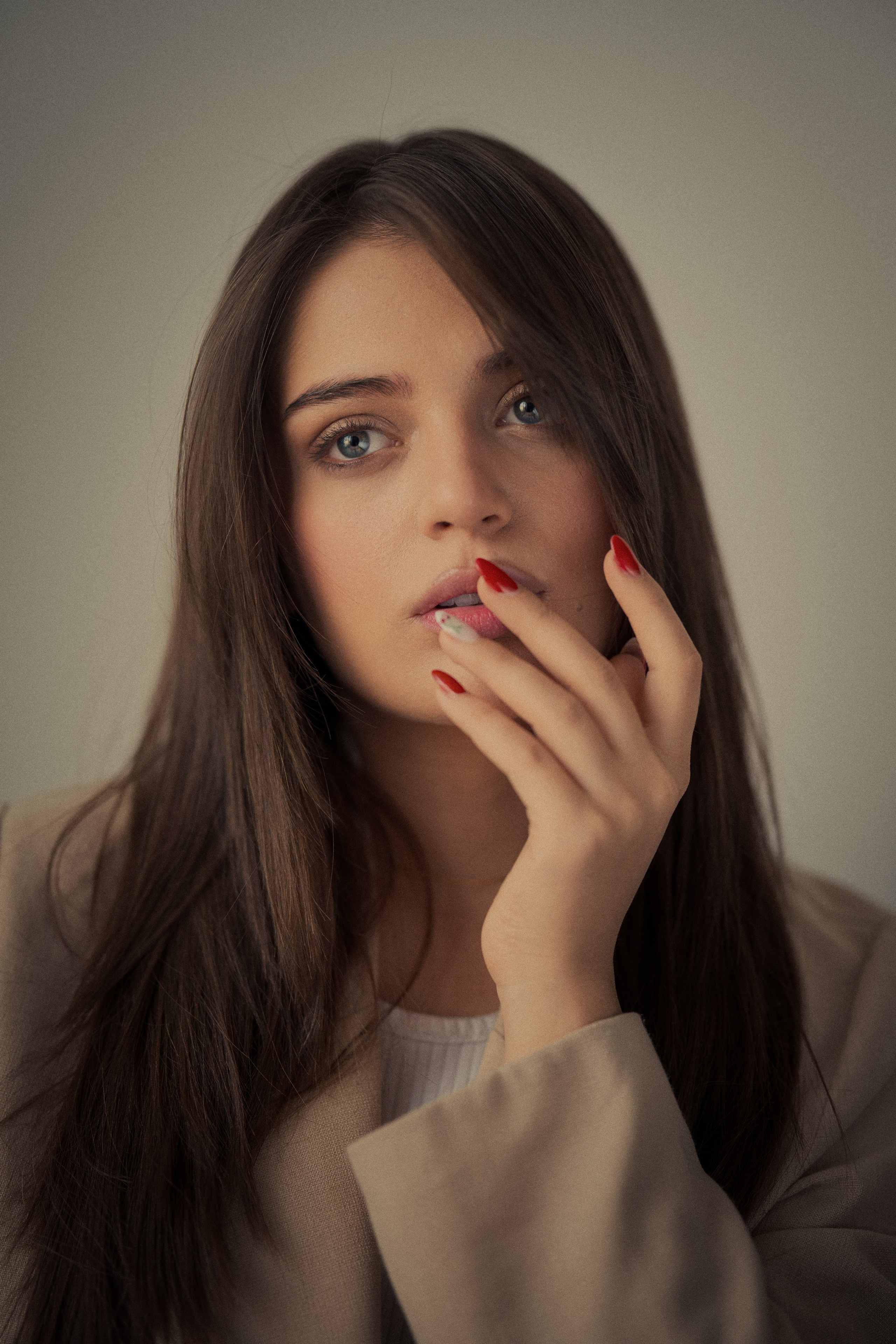 Cinematic female portrait photography by Mehran Hadad featuring Forouq Mohamadi with long brown hair, a beige blazer and soft natural light in warm neutral tones.