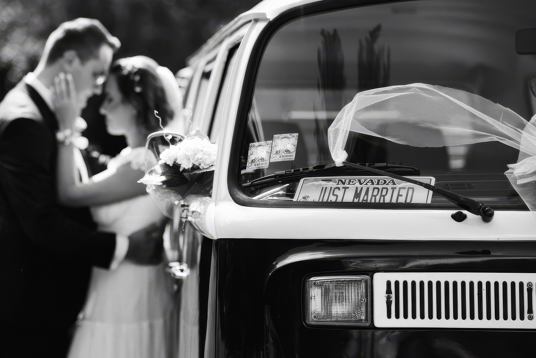 mirii lângă mașină clasică fotografie nuntă București