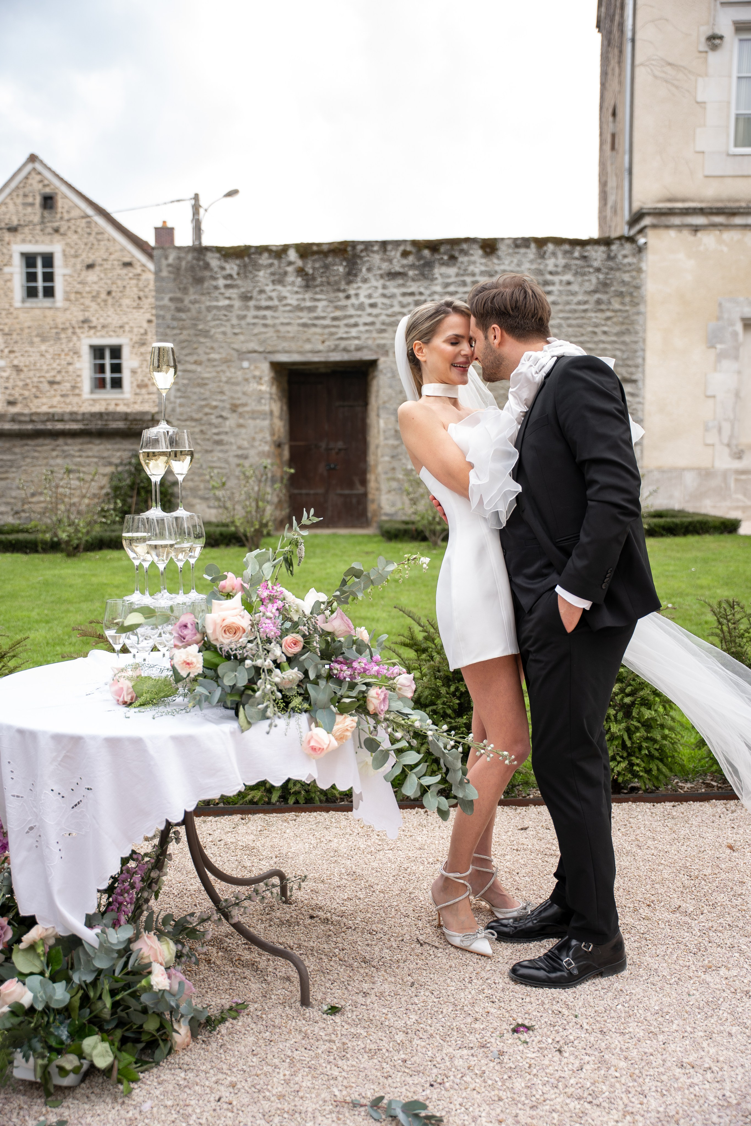 Chateau elopement inspiration. Wedding photographer in Paris Oksana Shum