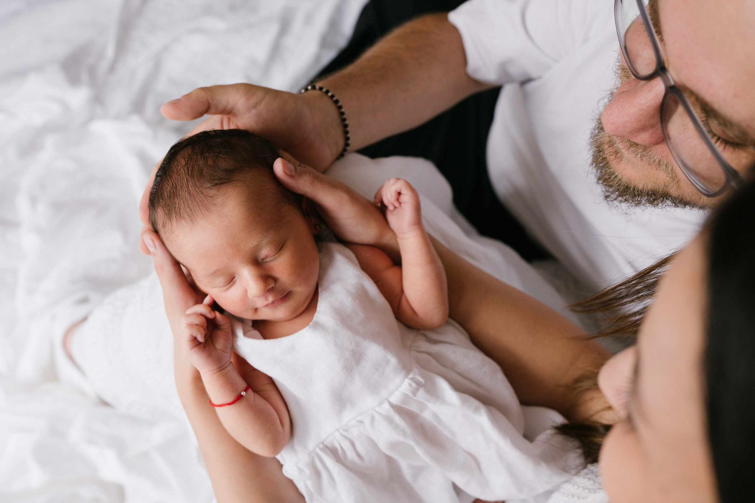 Inspira sesiune foto nou-nascut. Madalina Beda- Artist vizual, fotograf, doula la nastere, consultant babywearing Brasov si in toata tara