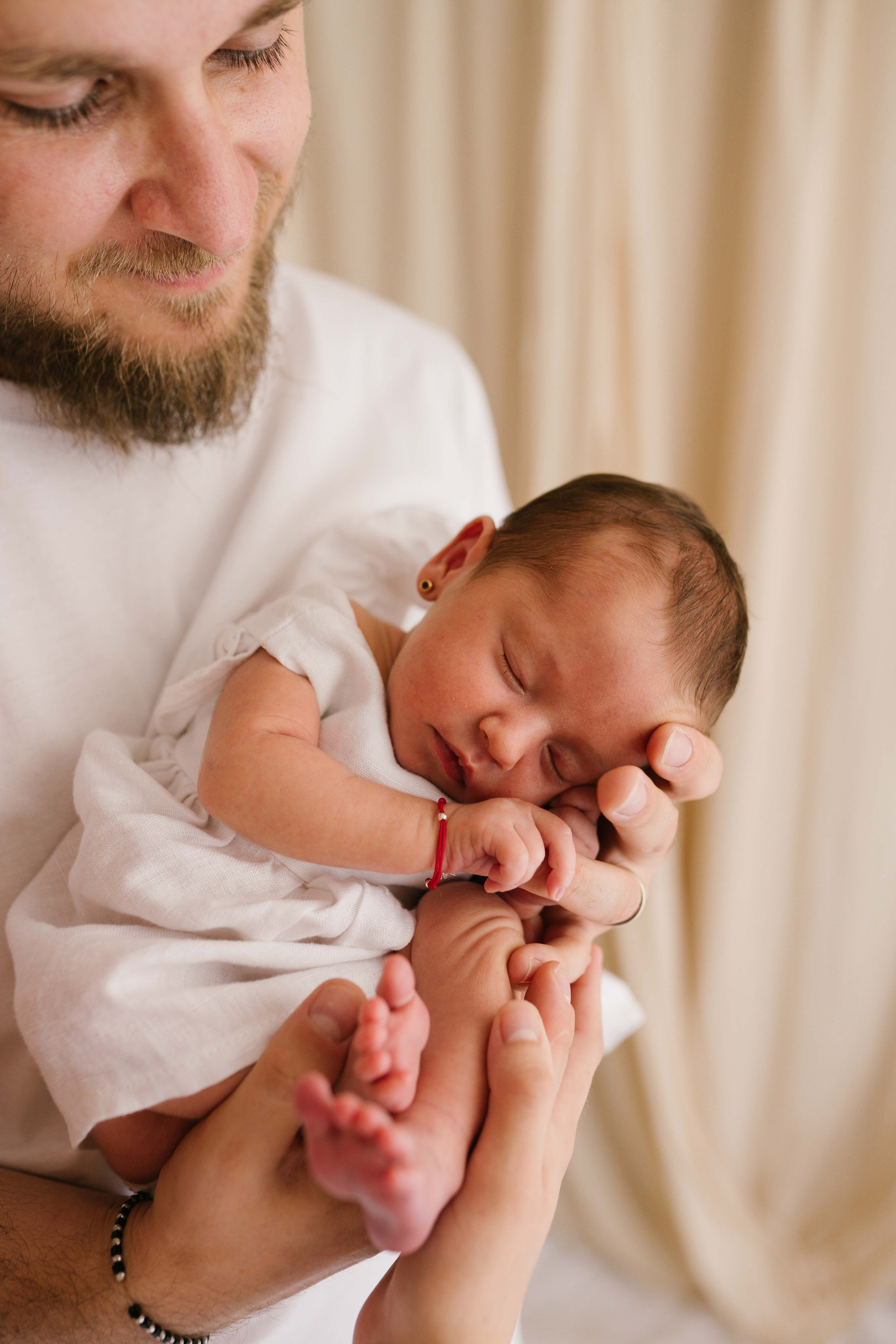 Inspira sesiune foto nou-nascut. Madalina Beda- Artist vizual, fotograf, doula la nastere, consultant babywearing Brasov si in toata tara