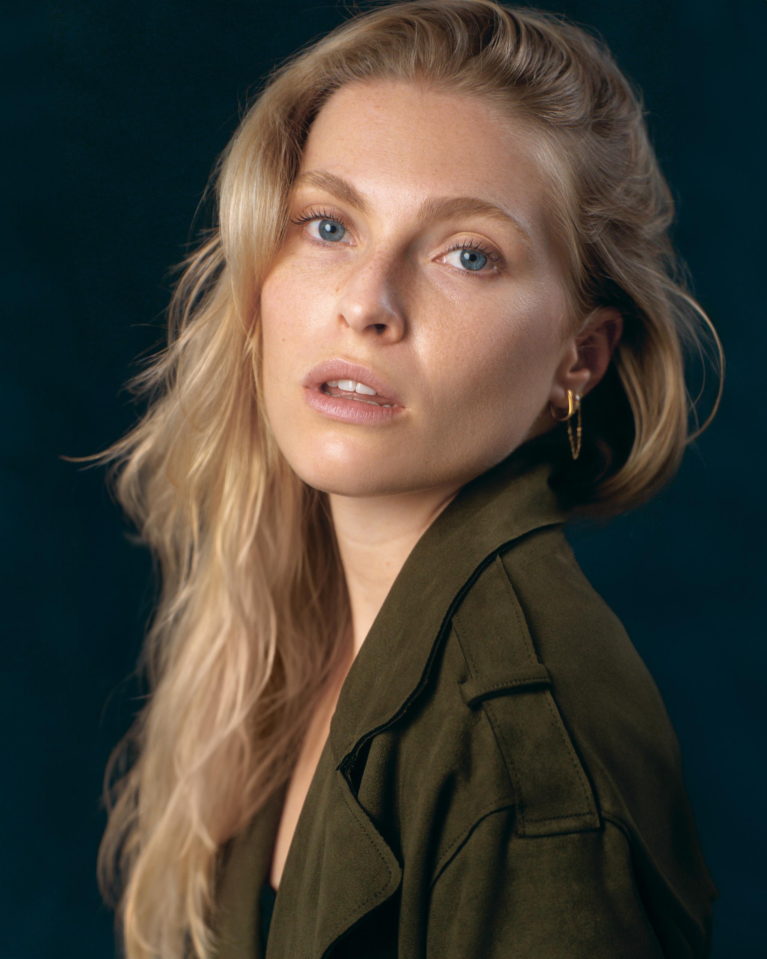 Персональная съёмка для LinkedIn и сайта. Женский портрет в студии.