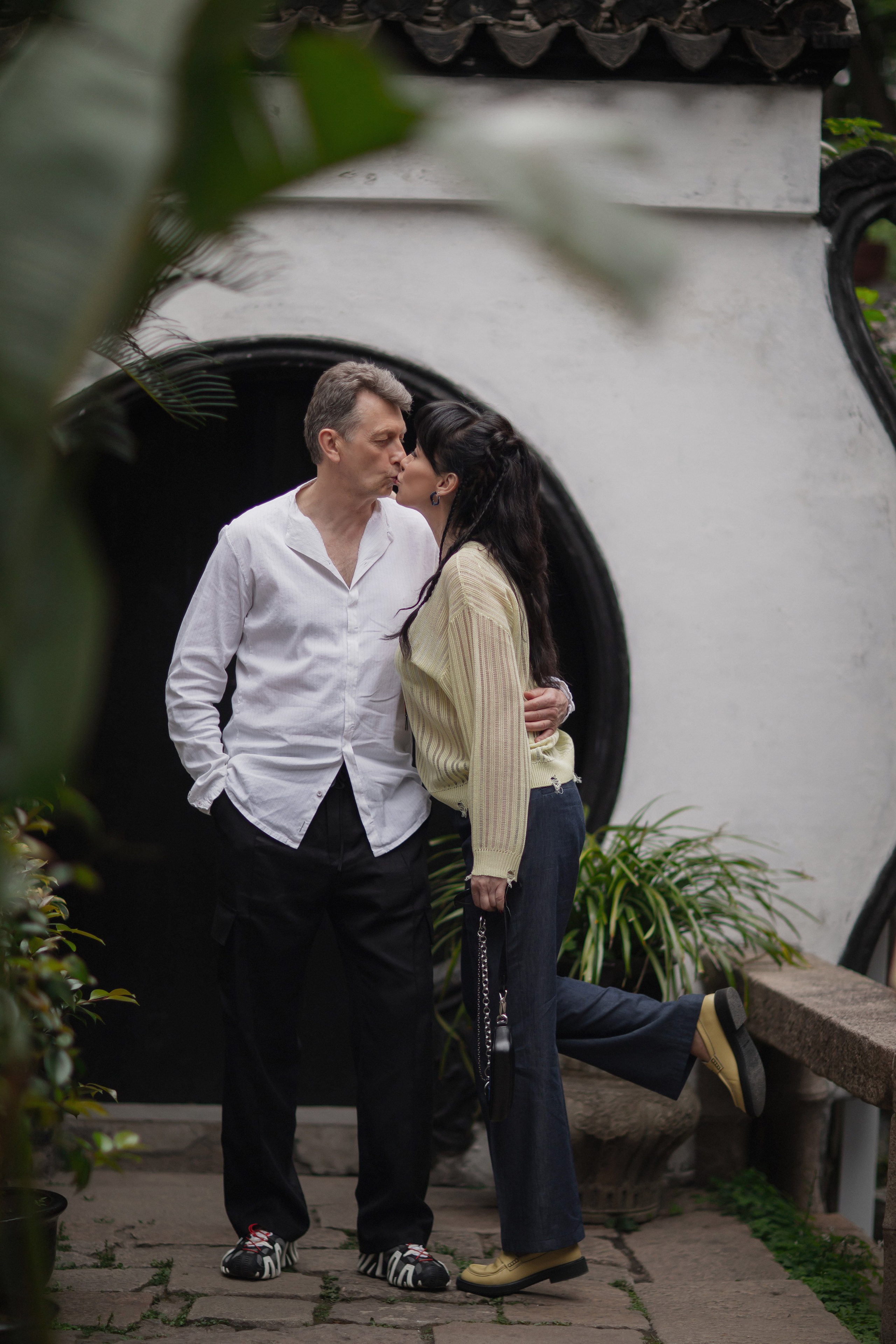 Красивые моменты пары в старинном китайском саду Юй Юань