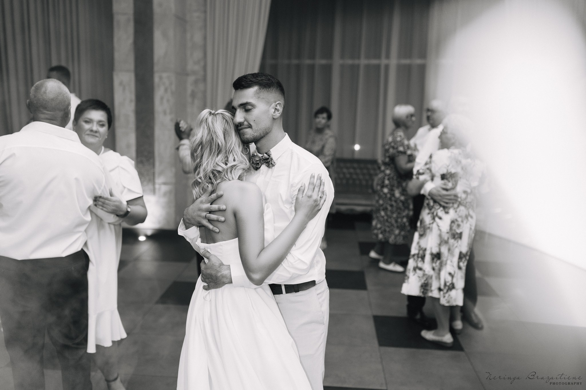 Vestuvinė fotosesija Kaune, Vienybės aikštėje, prie Lietuvos banko