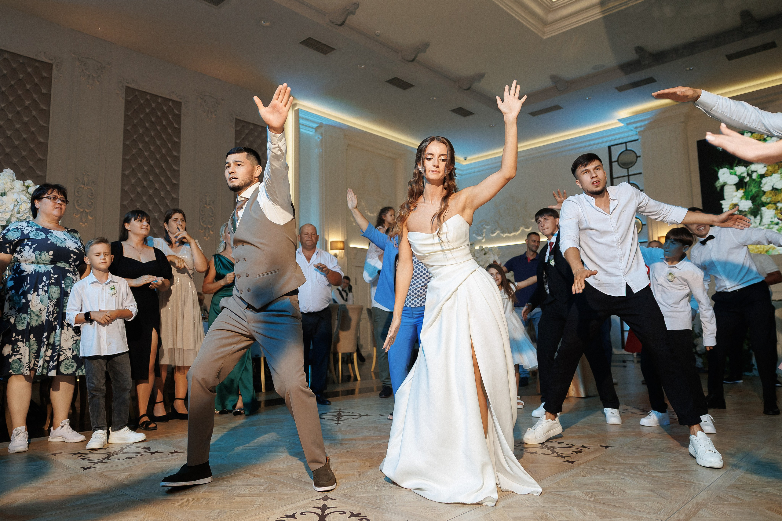 Eugen & Livia — Grand Elysee — Wedding Day. Servicii Foto și Video 067188353