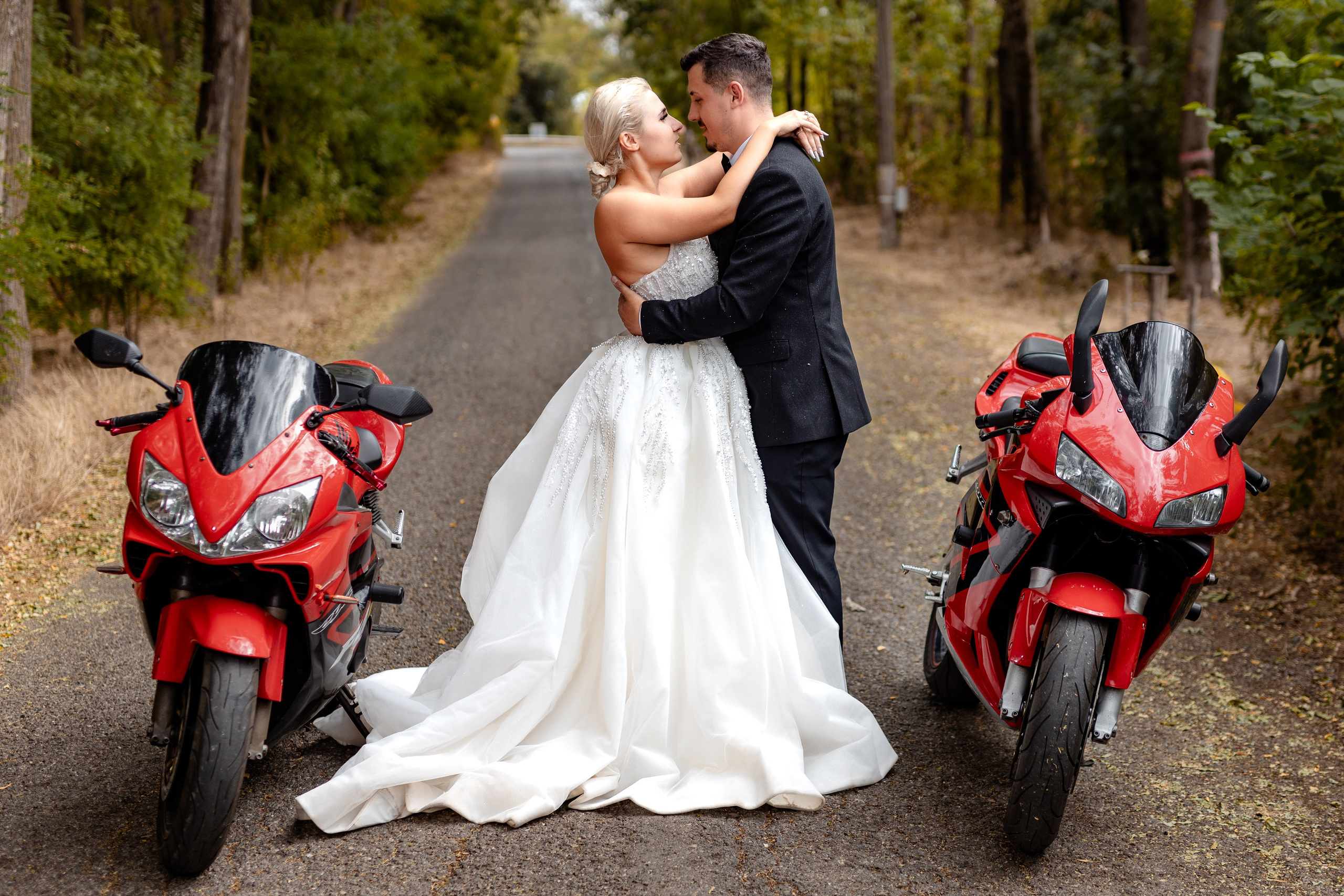 Trash the Dress cu motocicliști — ședință foto de poveste. Lucian Dedeu — Fotograf de nuntă și eveniment