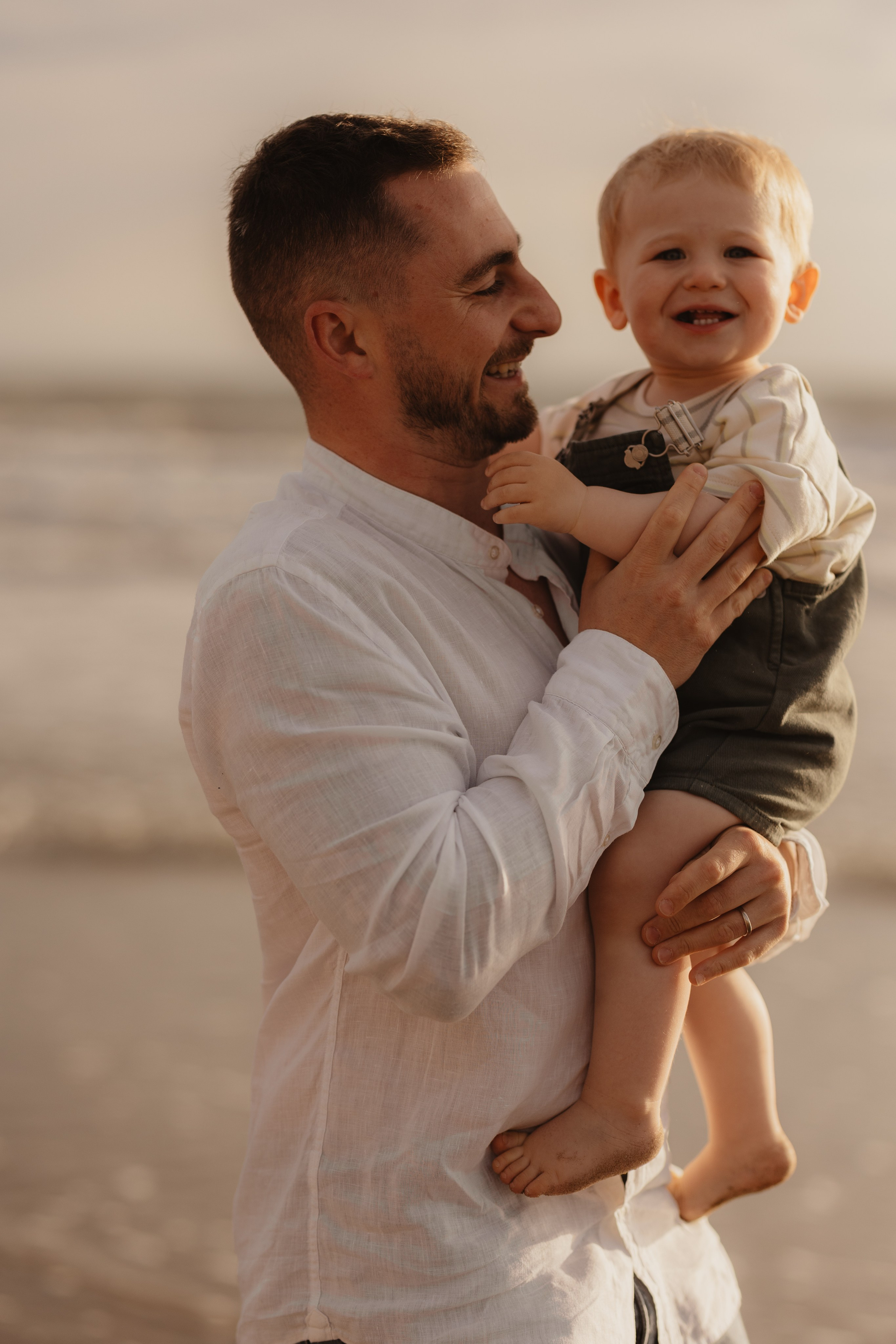 Famille jouant sur la plage au coucher du soleil, photos naturelles pleines de mouvement