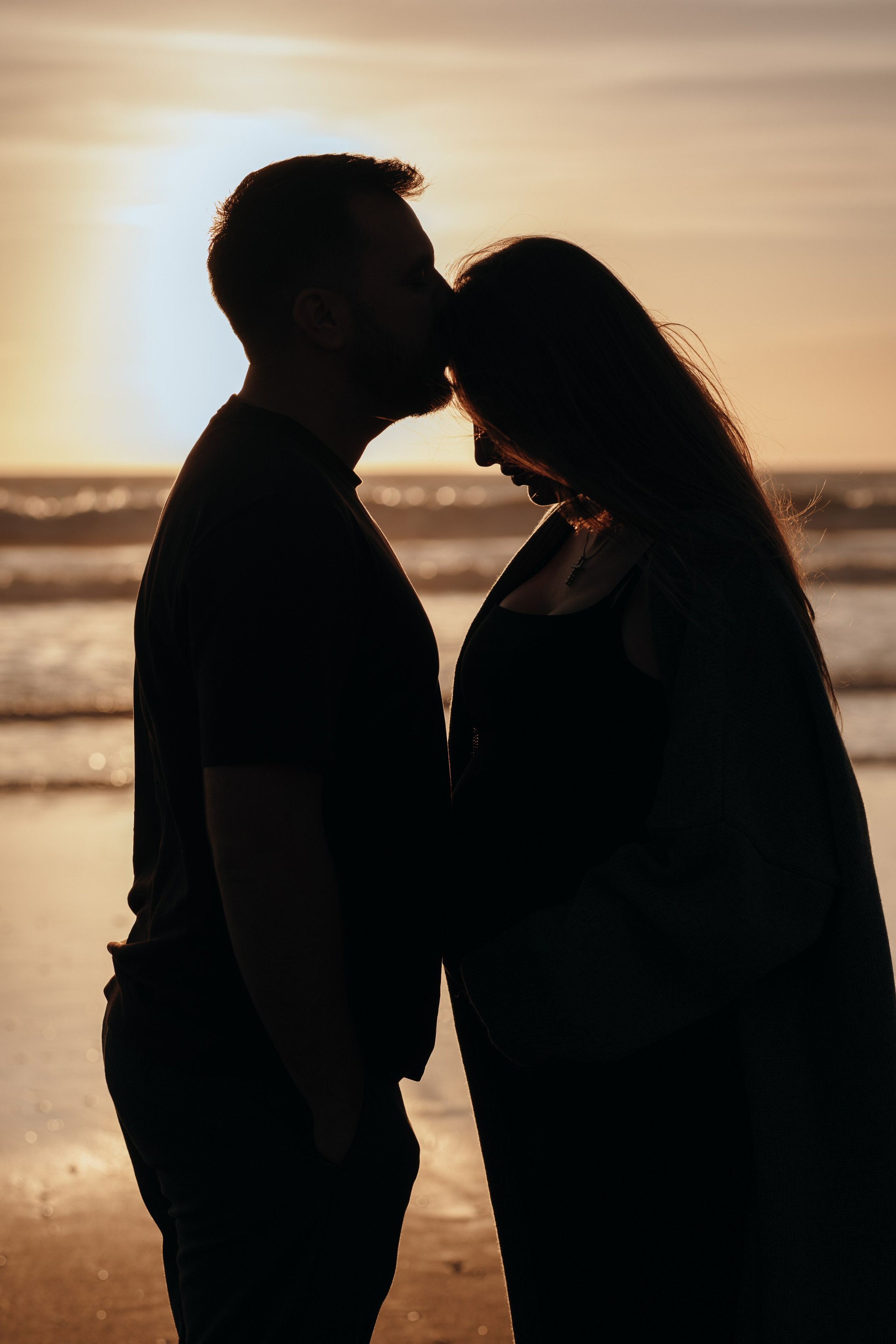Sunset maternity photoshoot. Annah Louwagie — Lifestyle photographer for couples, families & brands | France & worldwide