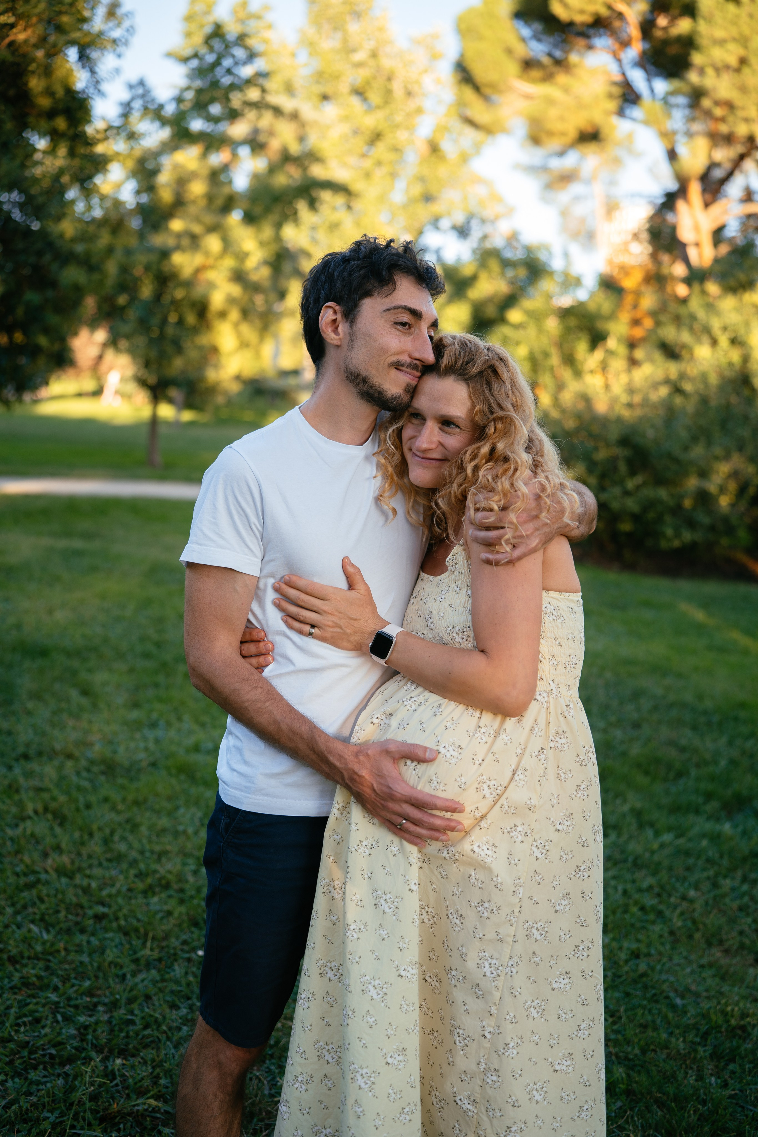 Candid pregnancy photoshoot in the park. Photographer in Madrid, Spain. Alyona Belyaninova