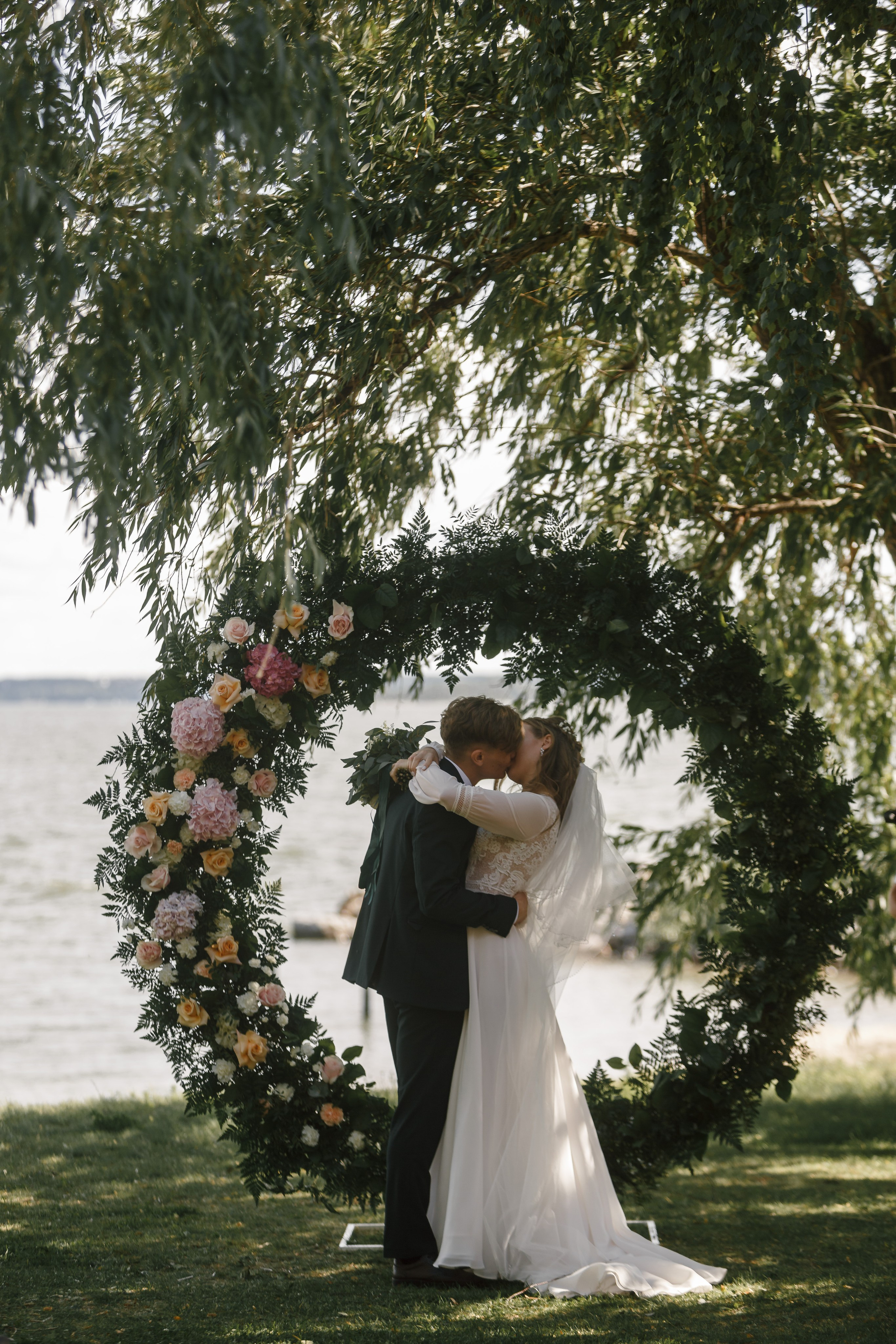 Novia y novio atrevidos con el telón de fondo de un auto viejo. Fotógrafo de retrato, familia y reportajes en Valencia | España | Europa Vitalii Lumier