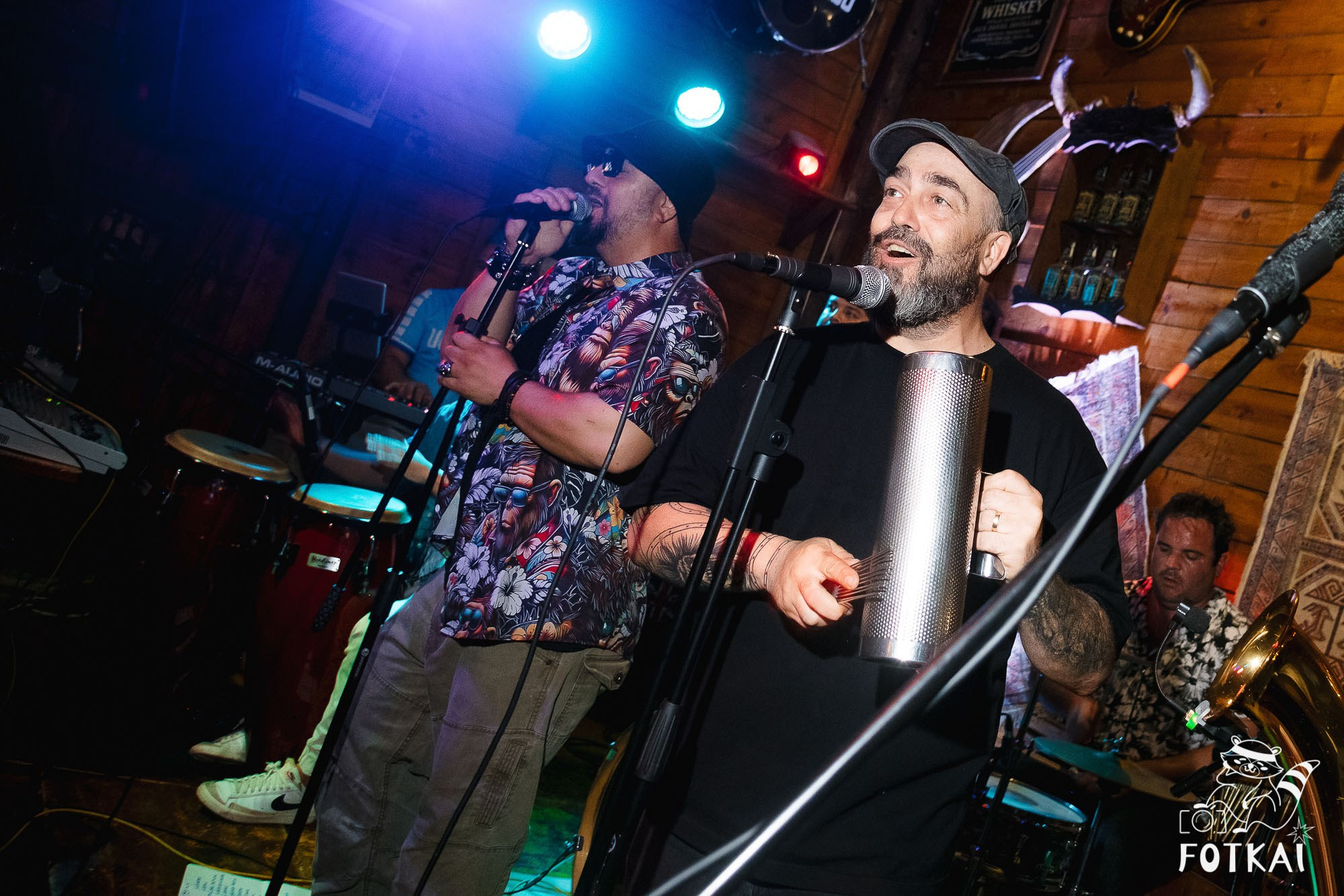 Los Ekilibristas de la Cuerda Floja — Фото с концерта в Торревьехе, 2026 | FOTKAI