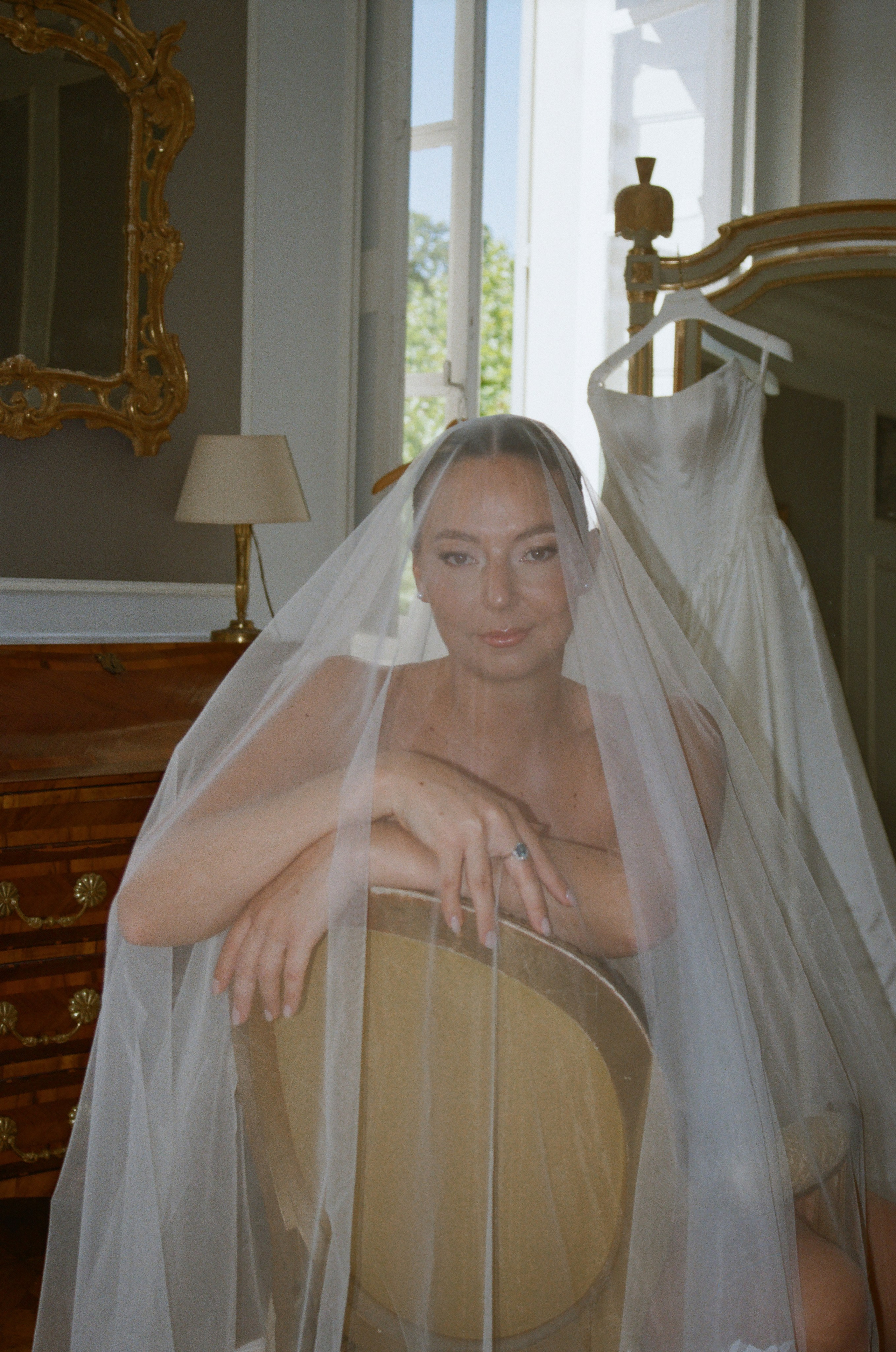 À l’argentique. Lucy Hubert — Photographe de mariage à Paris et en France