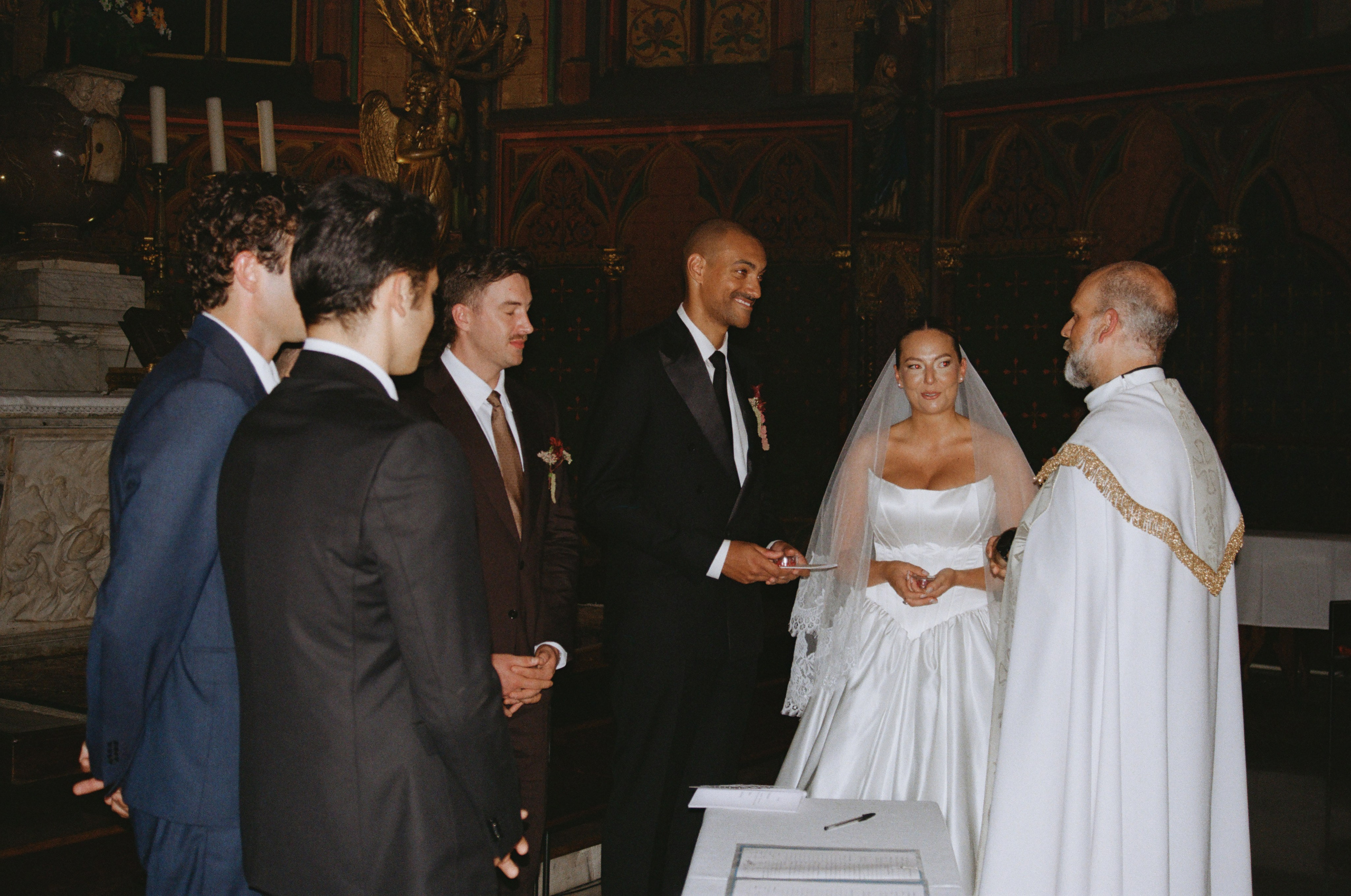 À l’argentique. Lucy Hubert — Photographe de mariage à Paris et en France