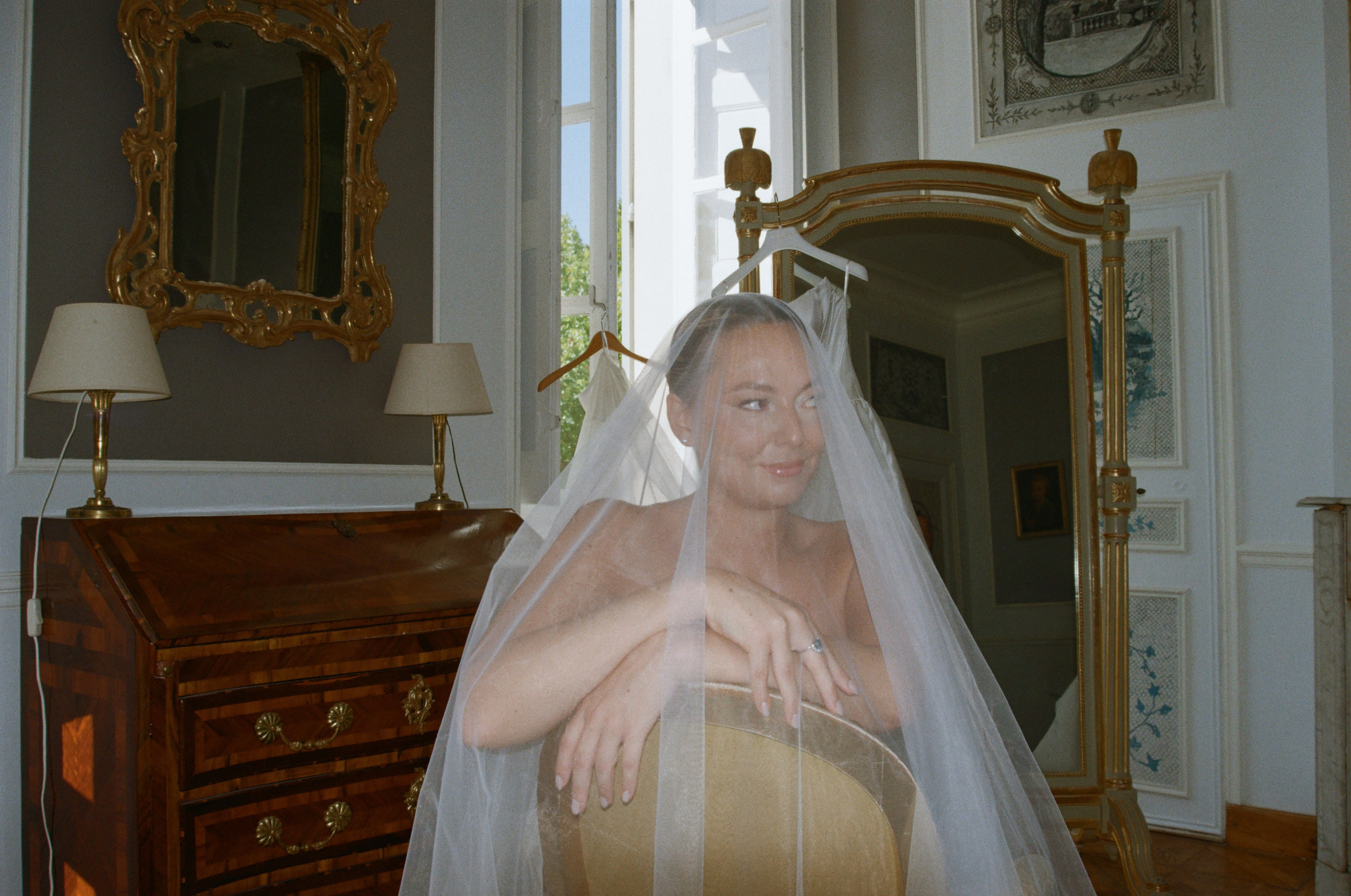 À l’argentique. Lucy Hubert — Photographe de mariage à Paris et en France