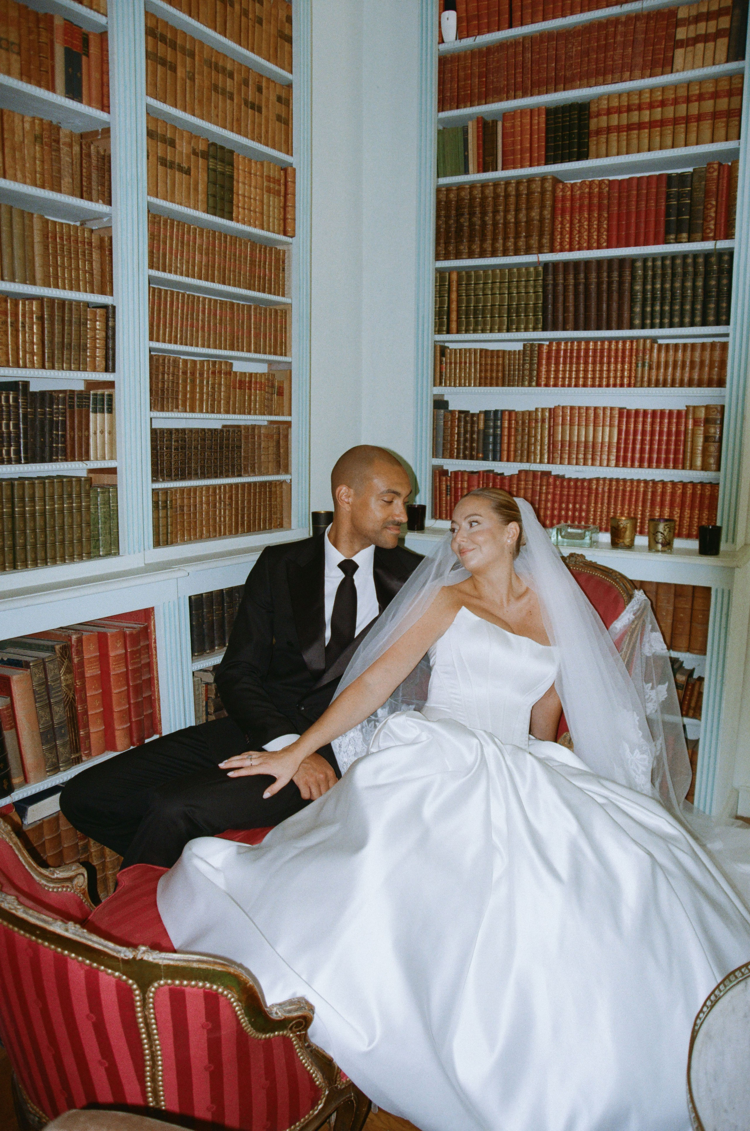 À l’argentique. Lucy Hubert — Photographe de mariage à Paris et en France