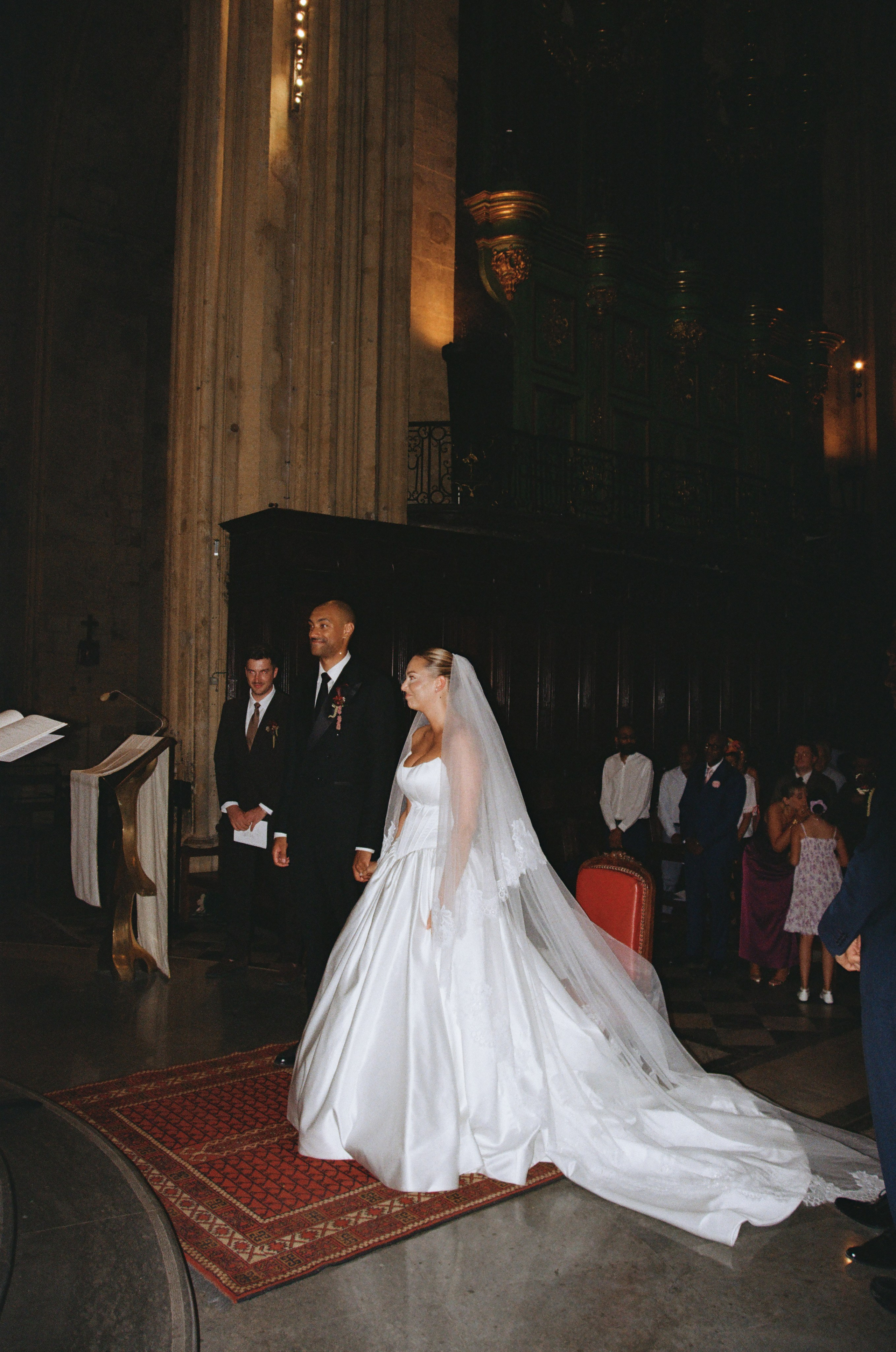 À l’argentique. Lucy Hubert — Photographe de mariage à Paris et en France