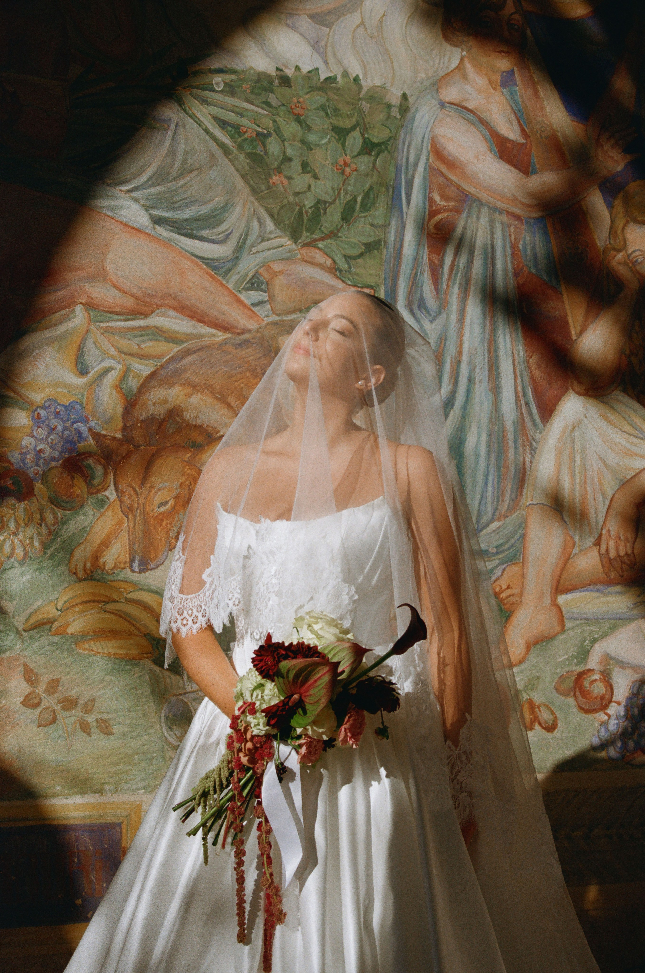 À l’argentique. Lucy Hubert — Photographe de mariage à Paris et en France