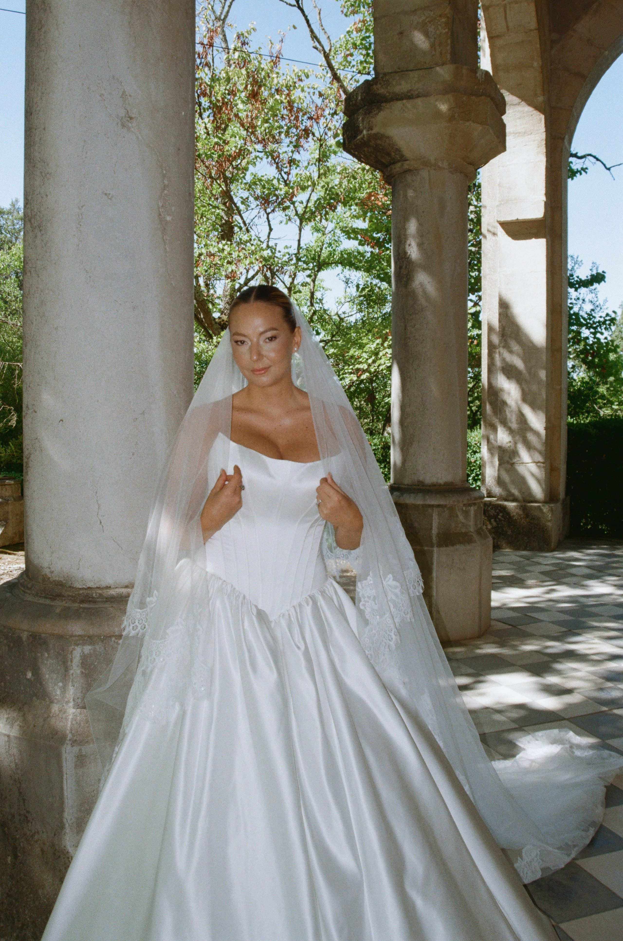 À l’argentique. Lucy Hubert — Photographe de mariage à Paris et en France