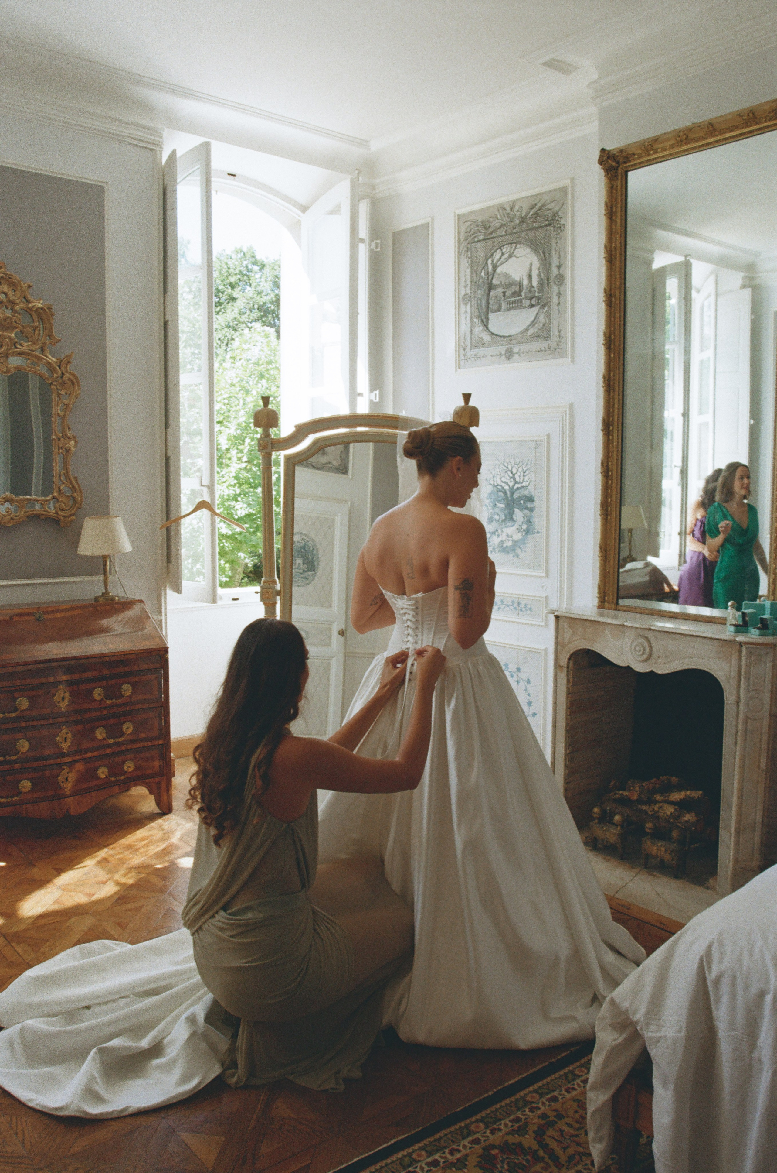 À l’argentique. Lucy Hubert — Photographe de mariage à Paris et en France