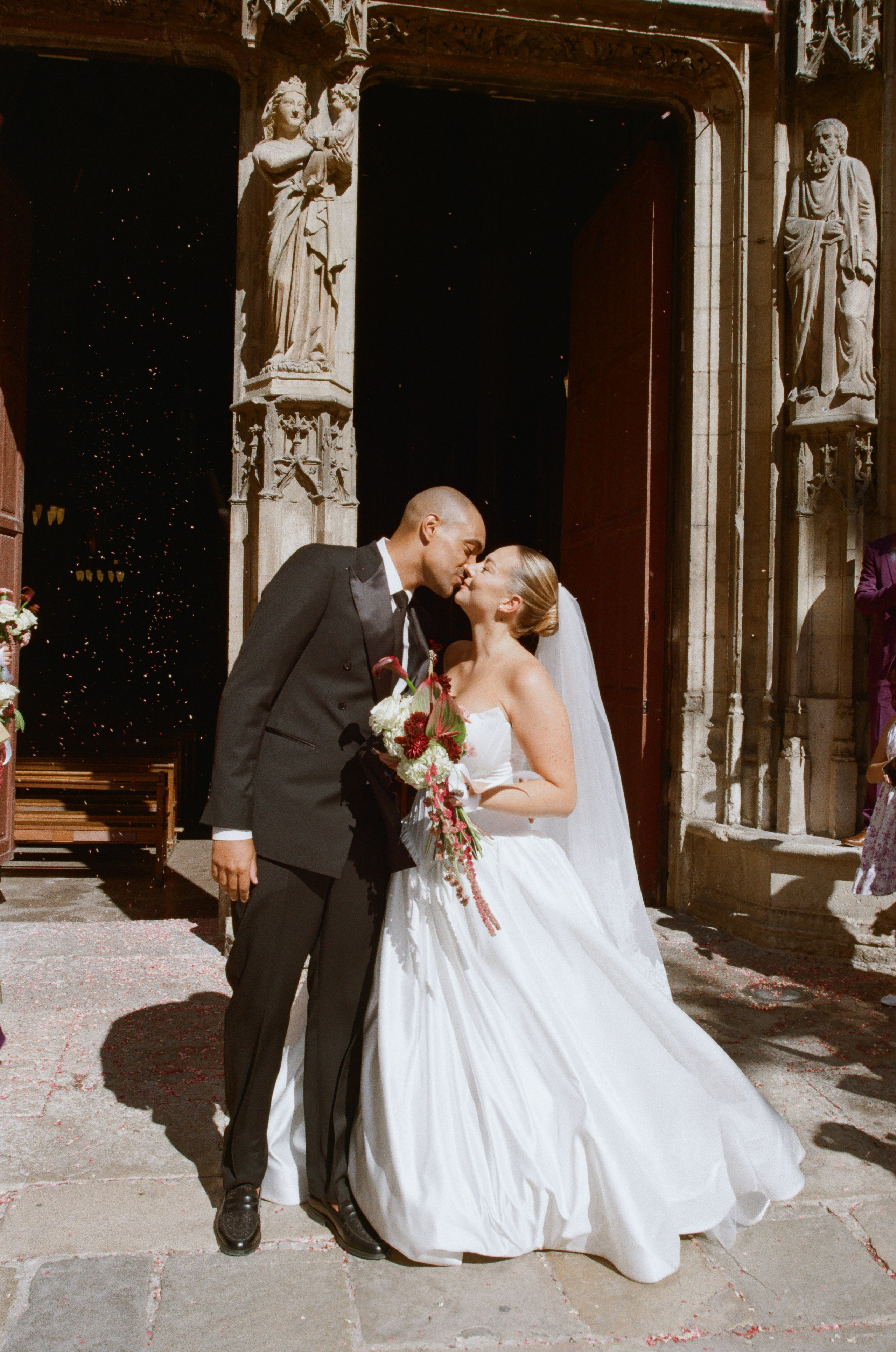 À l’argentique. Lucy Hubert — Photographe de mariage à Paris et en France