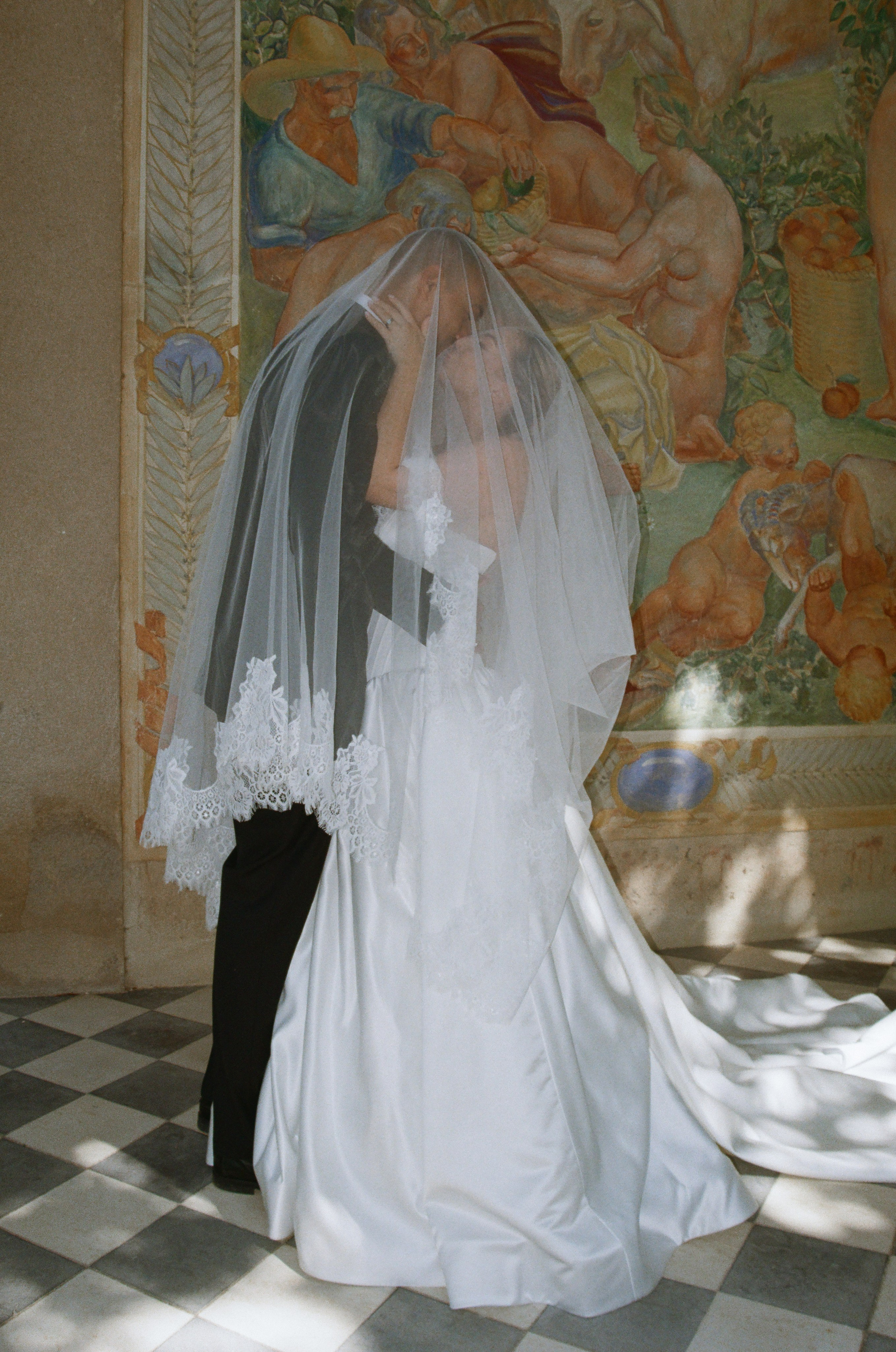 À l’argentique. Lucy Hubert — Photographe de mariage à Paris et en France