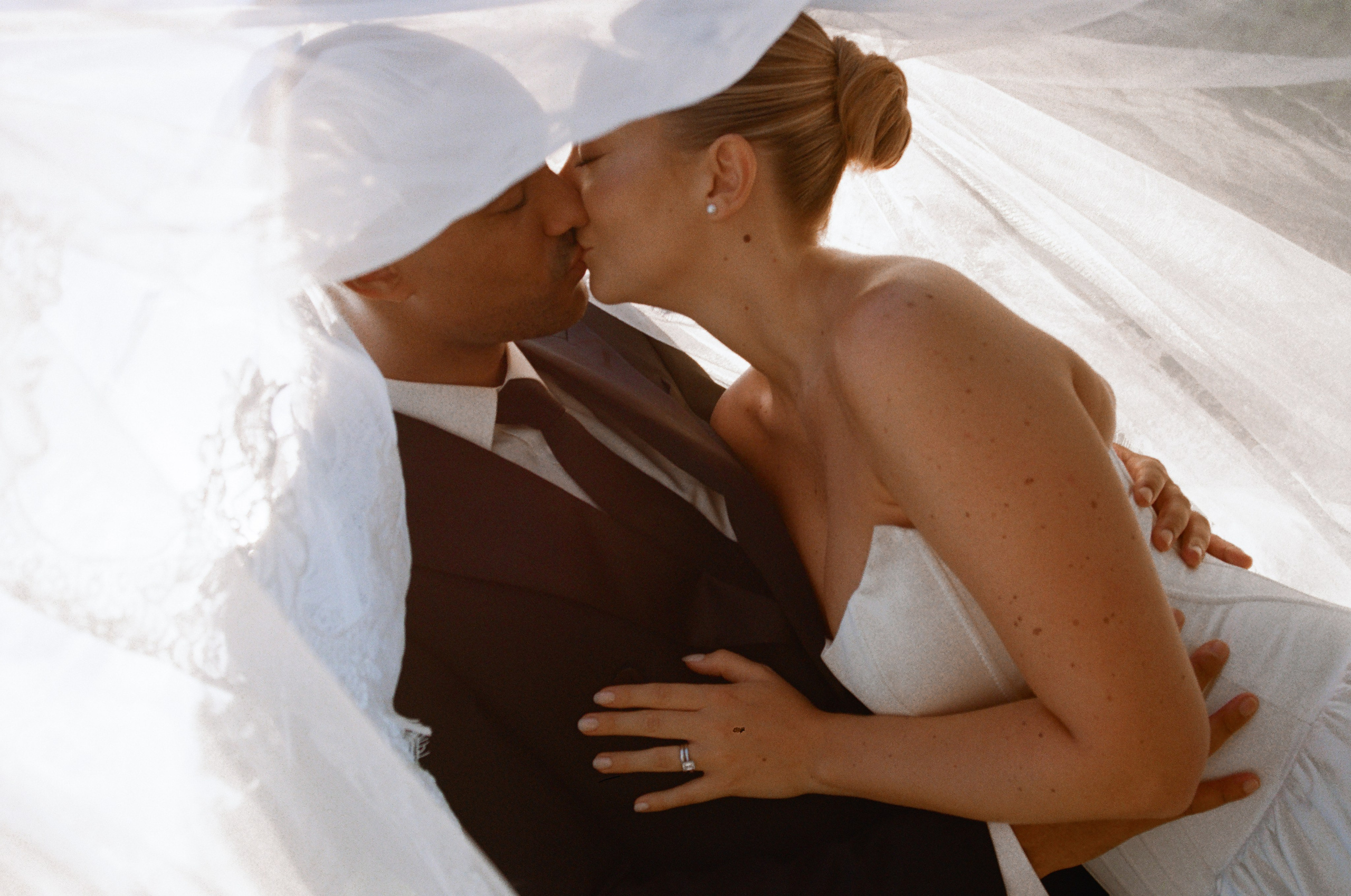 À l’argentique. Lucy Hubert — Photographe de mariage à Paris et en France