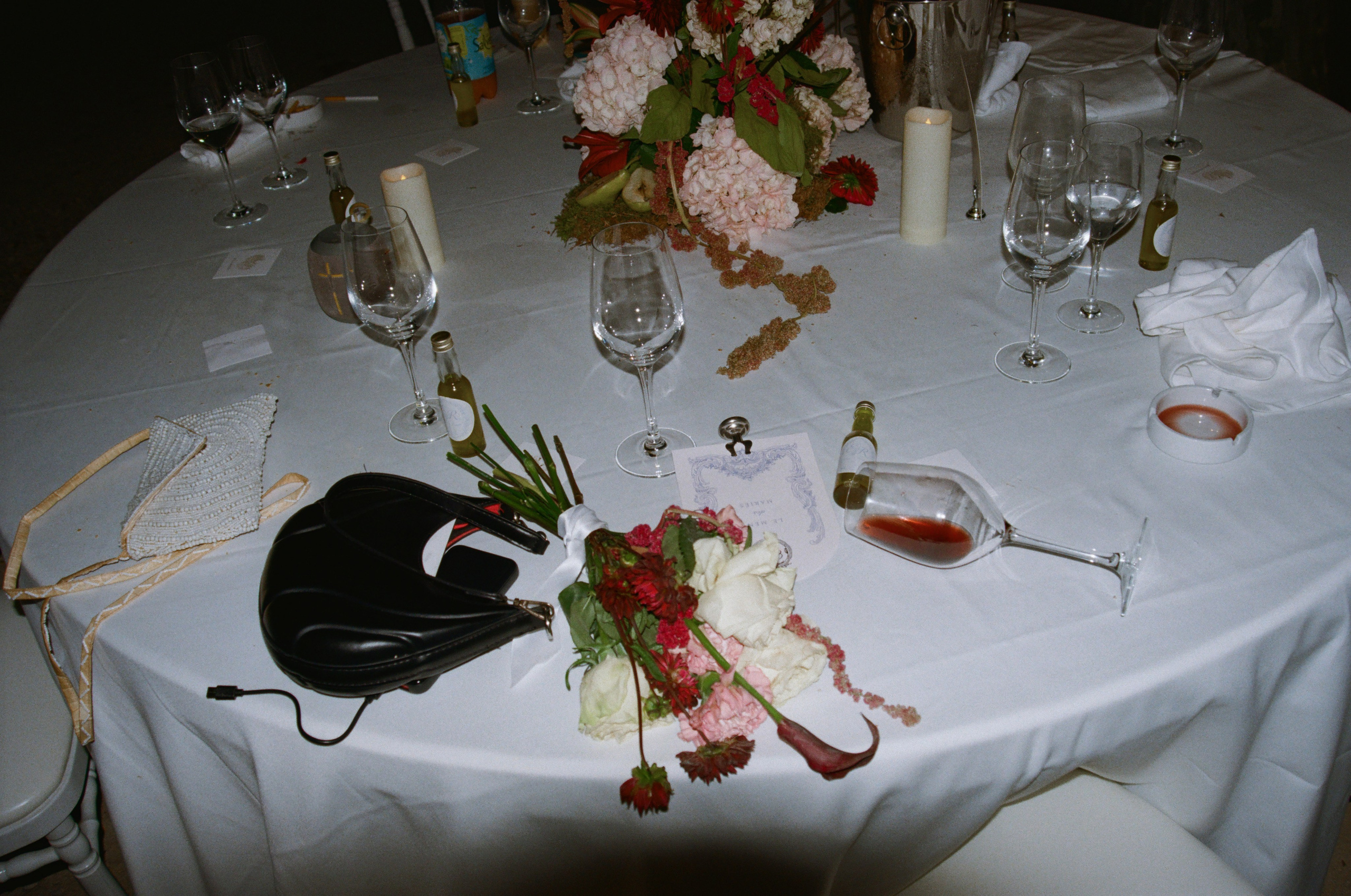 À l’argentique. Lucy Hubert — Photographe de mariage à Paris et en France