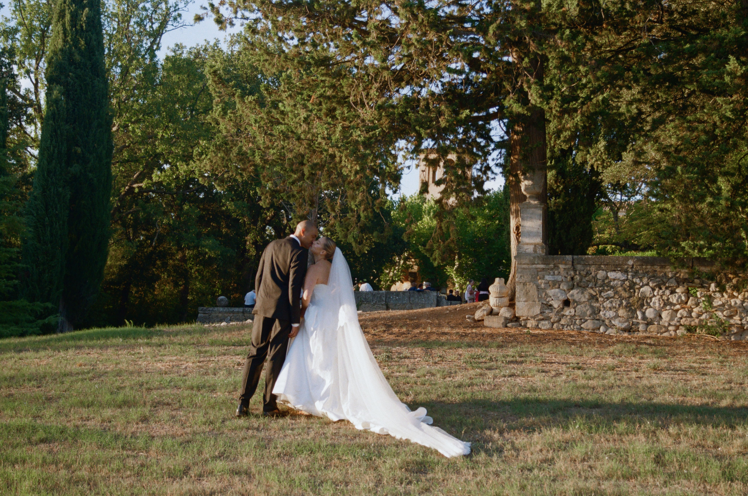 À l’argentique. Lucy Hubert — Photographe de mariage à Paris et en France