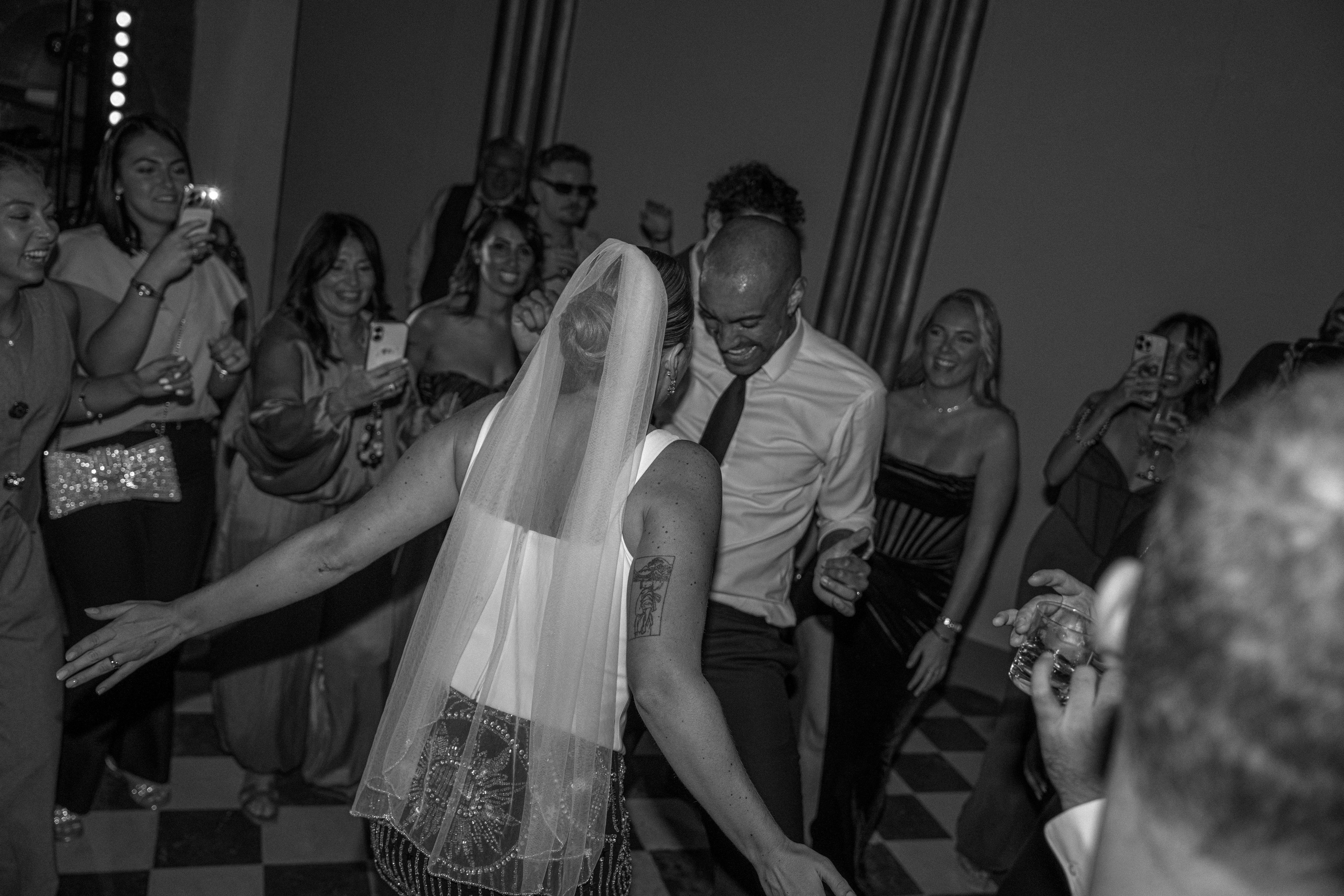 Full wedding gallery - 14h de couverture. Lucy Hubert — Photographe de mariage à Paris et en France