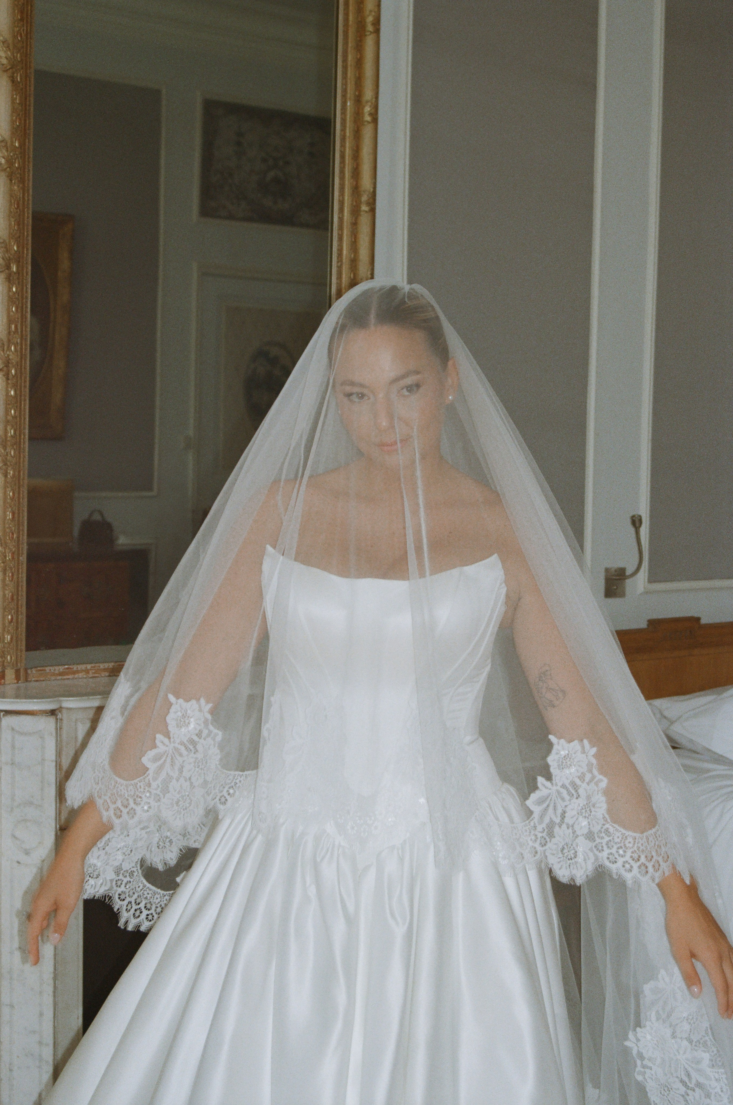 À l’argentique. Lucy Hubert — Photographe de mariage à Paris et en France