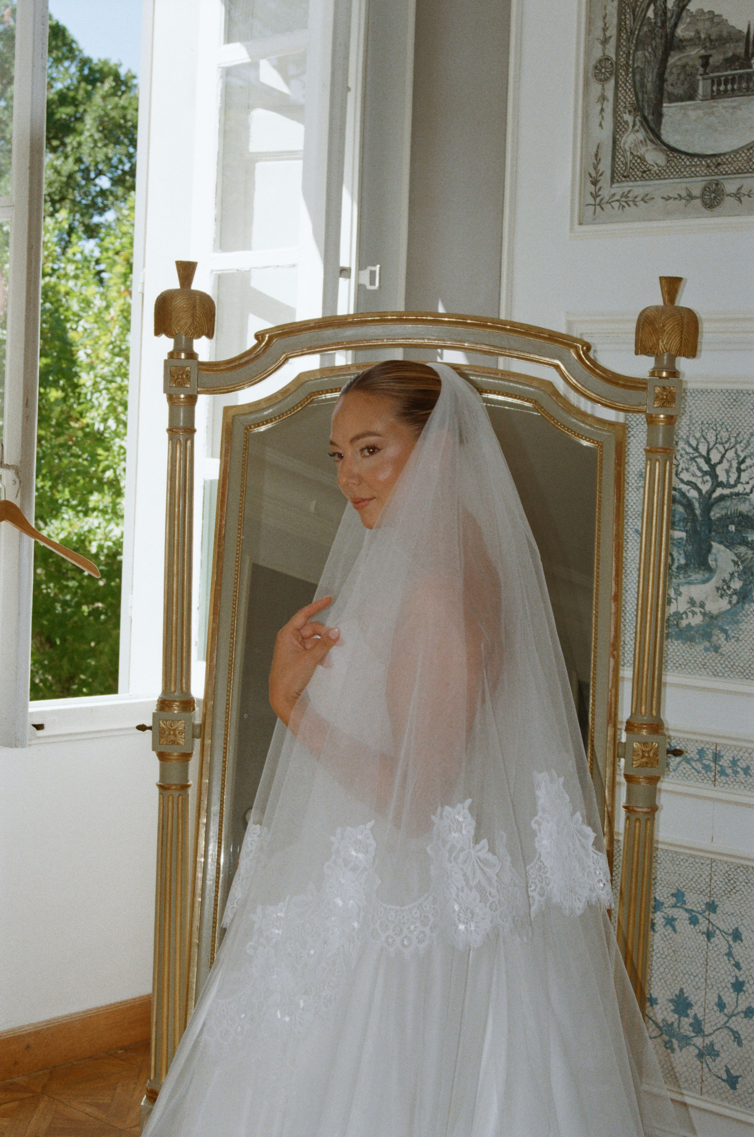À l’argentique. Lucy Hubert — Photographe de mariage à Paris et en France