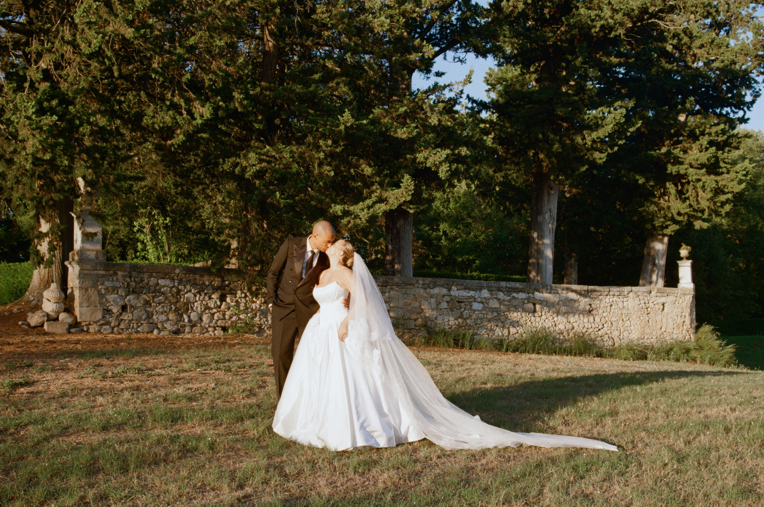 À l’argentique. Lucy Hubert — Photographe de mariage à Paris et en France