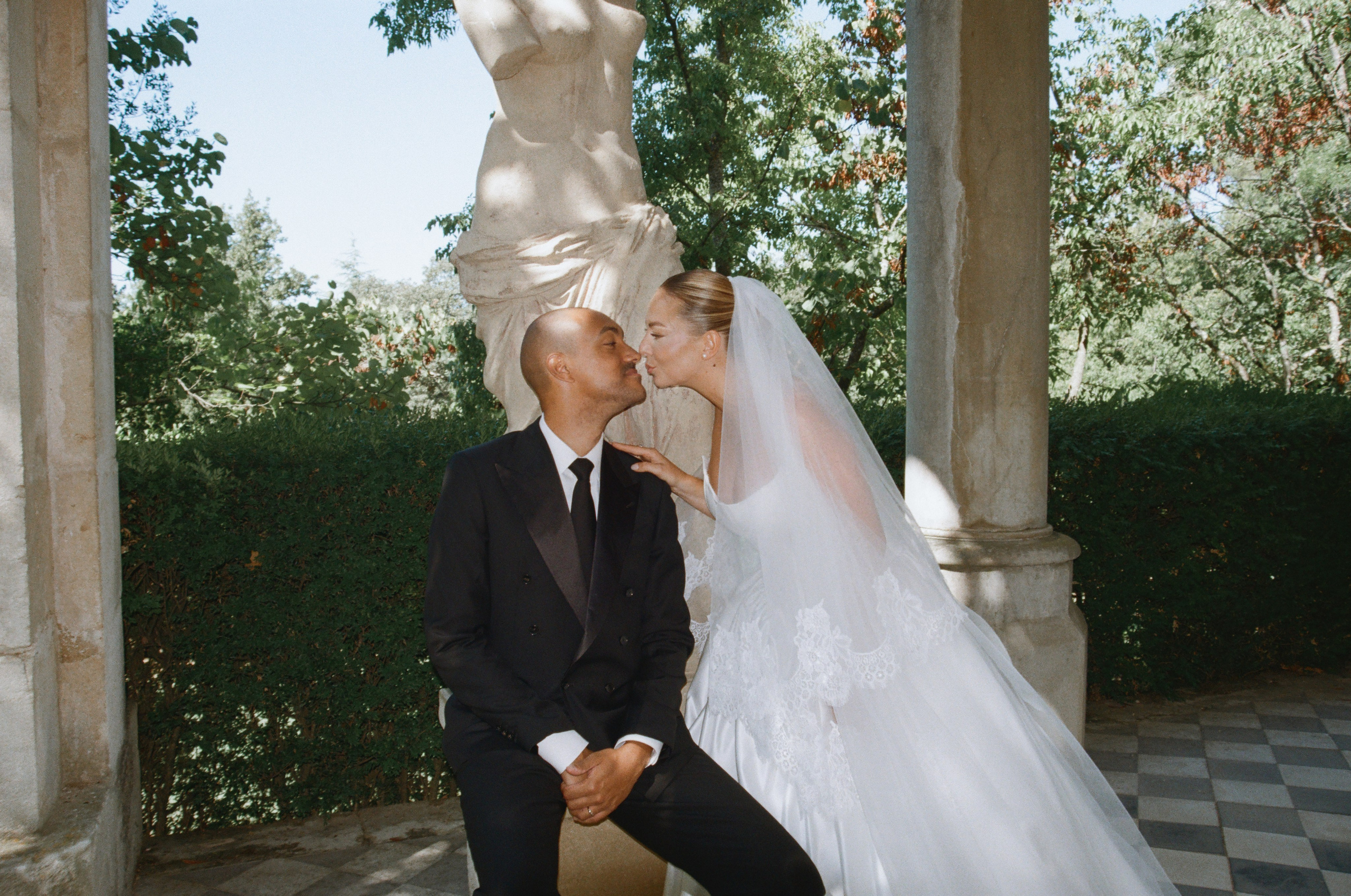 À l’argentique. Lucy Hubert — Photographe de mariage à Paris et en France