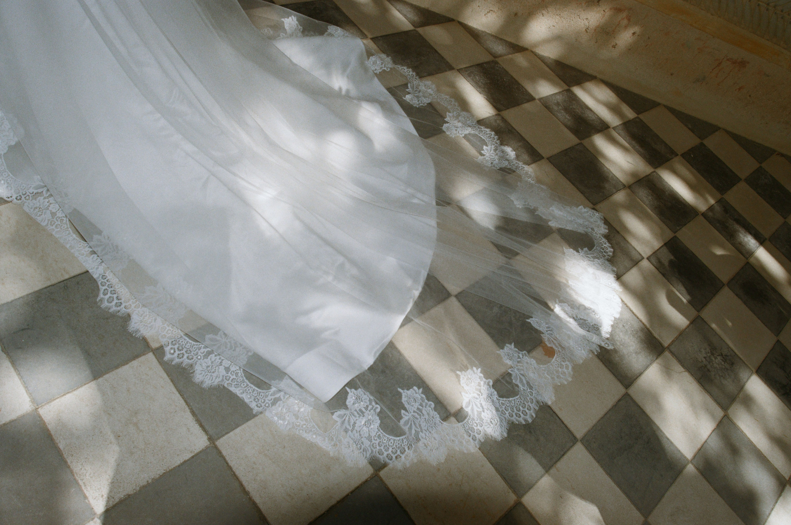 À l’argentique. Lucy Hubert — Photographe de mariage à Paris et en France