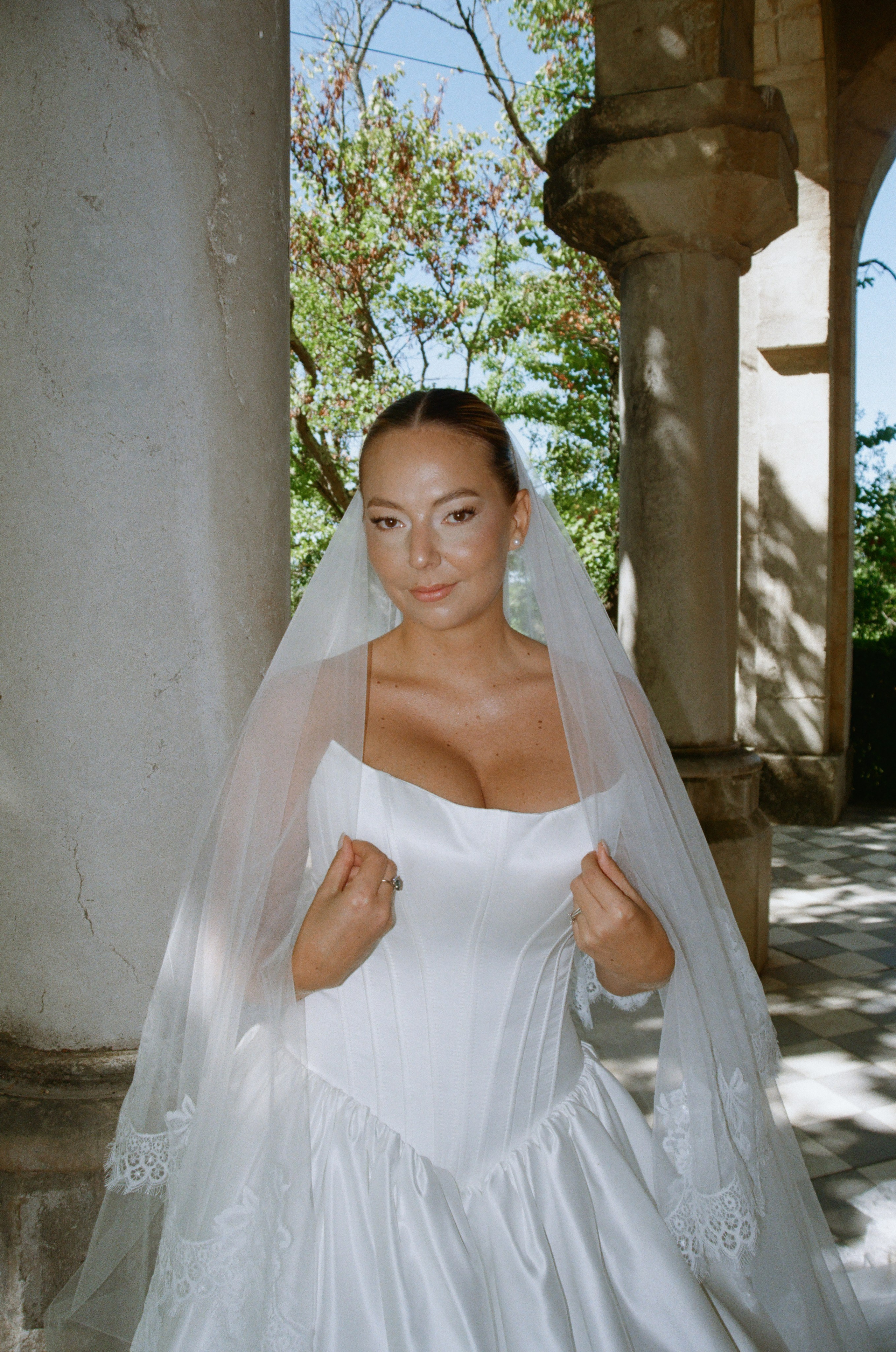 À l’argentique. Lucy Hubert — Photographe de mariage à Paris et en France