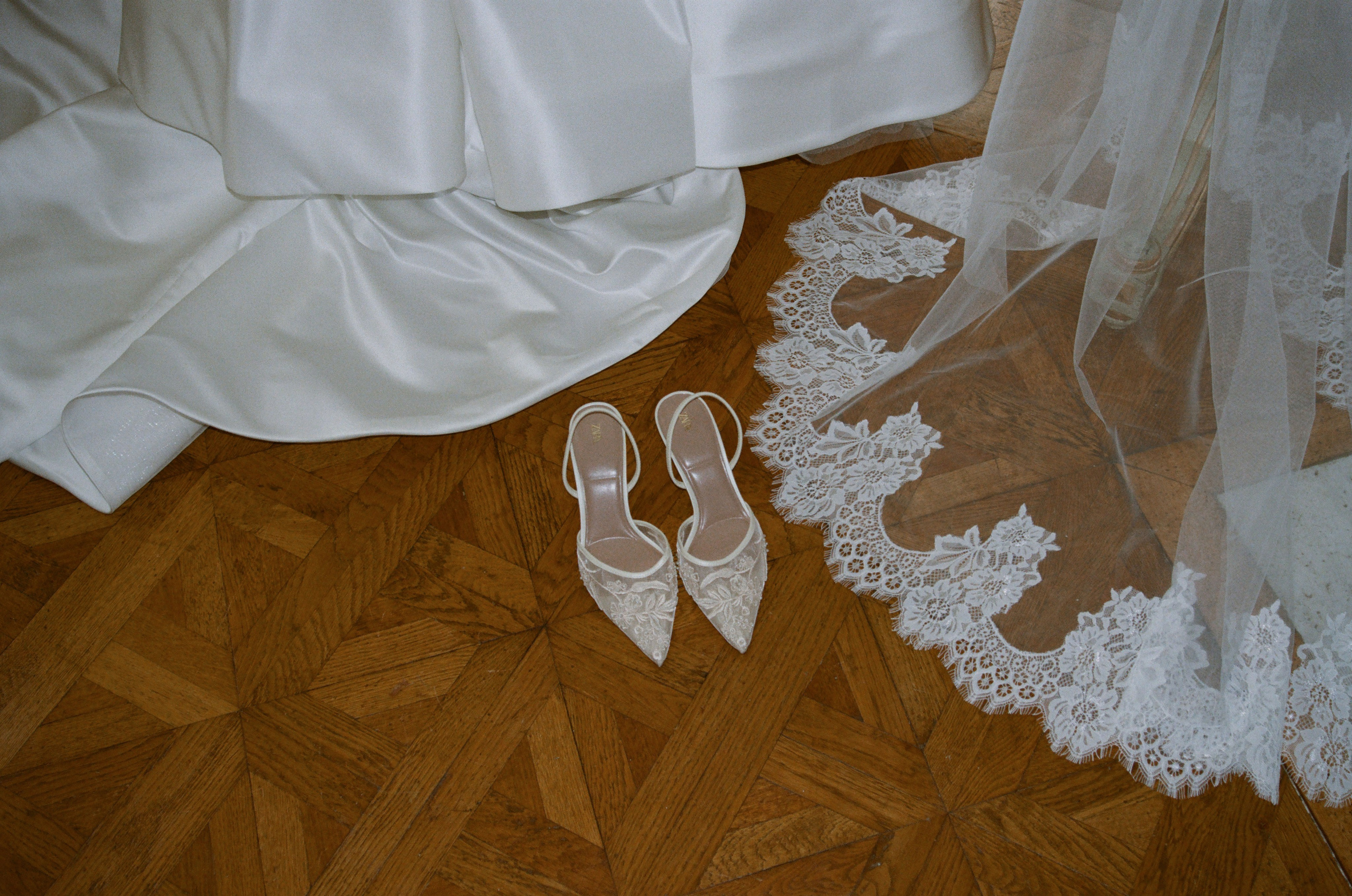 À l’argentique. Lucy Hubert — Photographe de mariage à Paris et en France