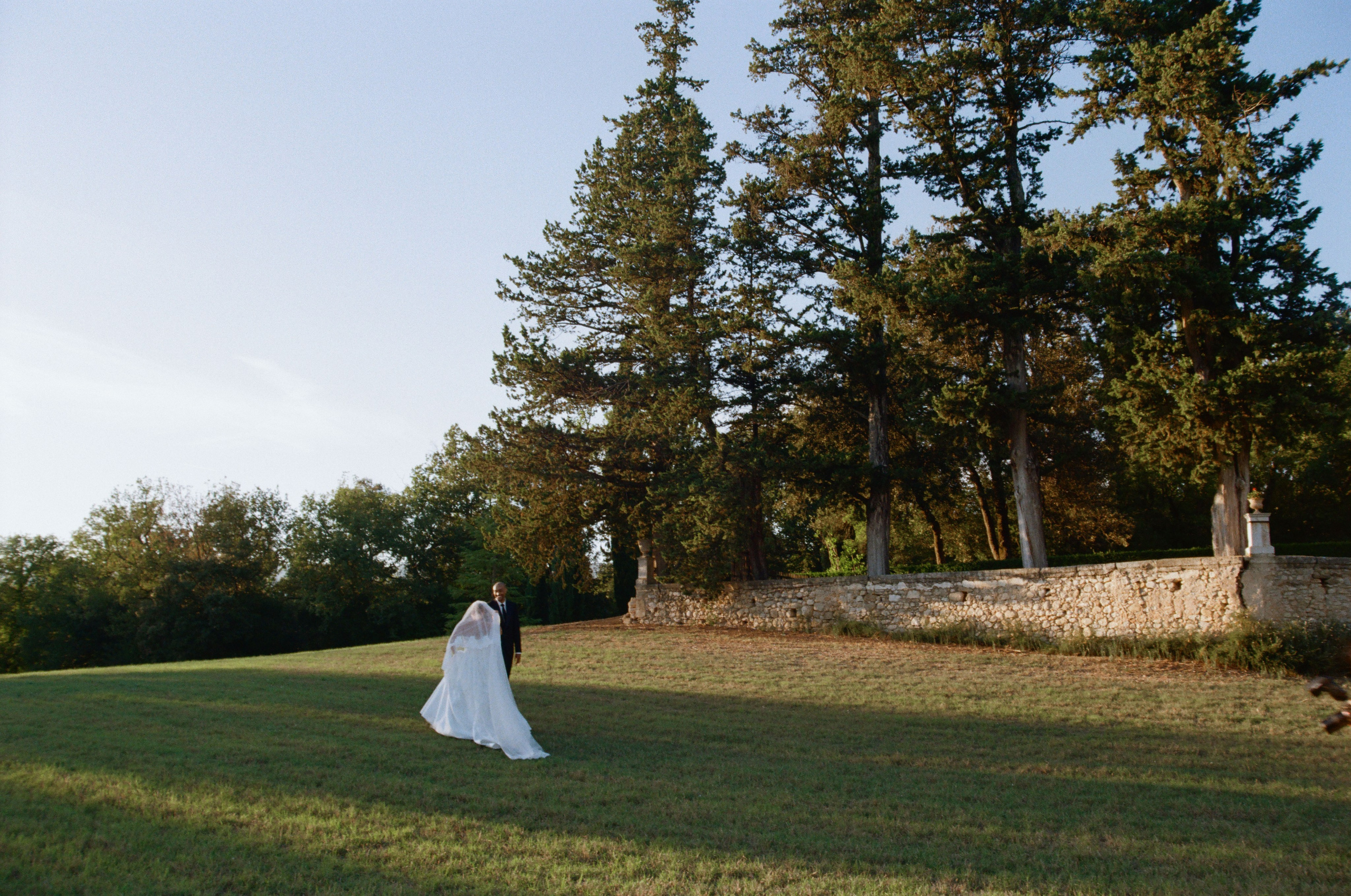 À l’argentique. Lucy Hubert — Photographe de mariage à Paris et en France
