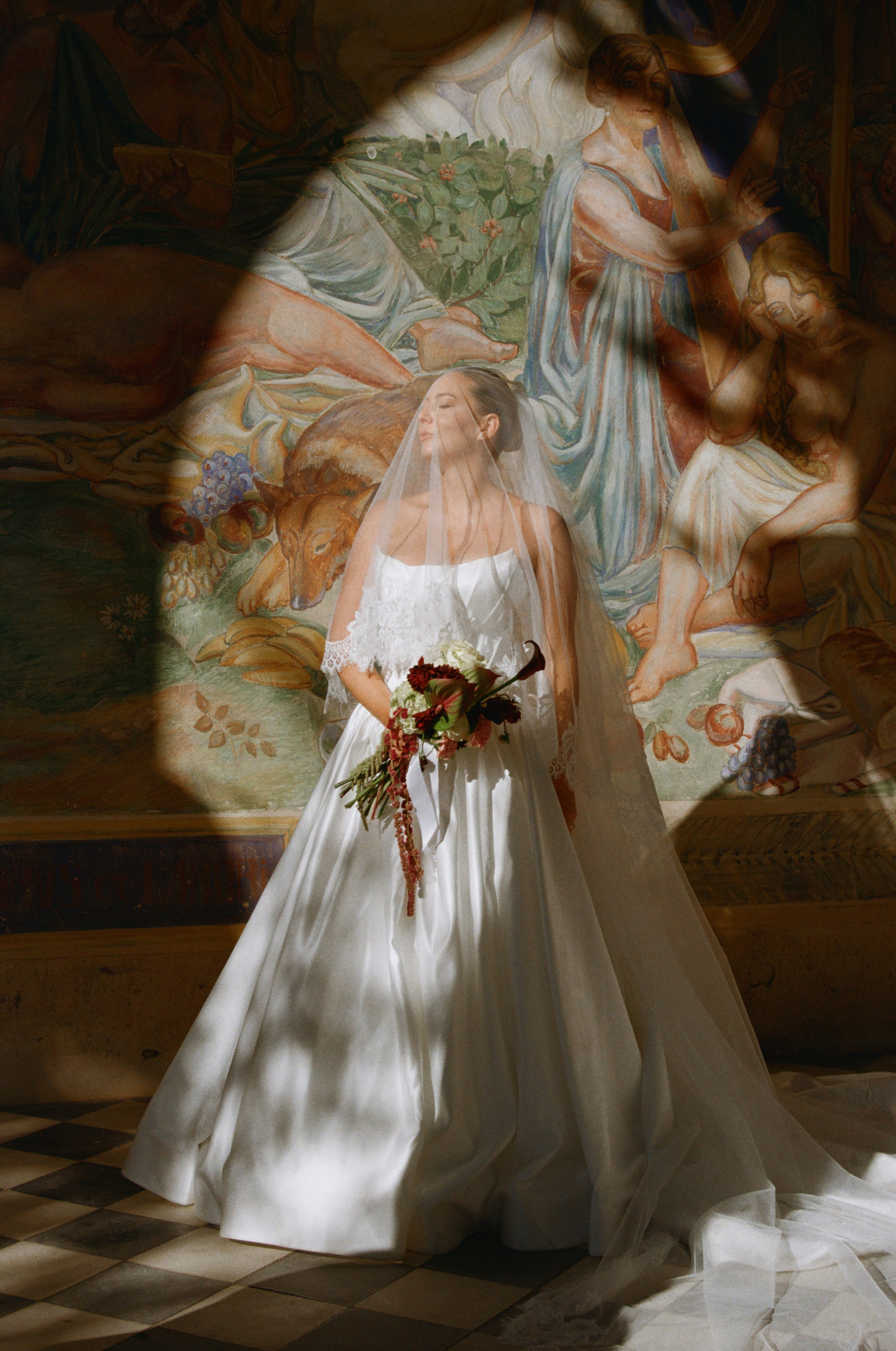 À l’argentique. Lucy Hubert — Photographe de mariage à Paris et en France