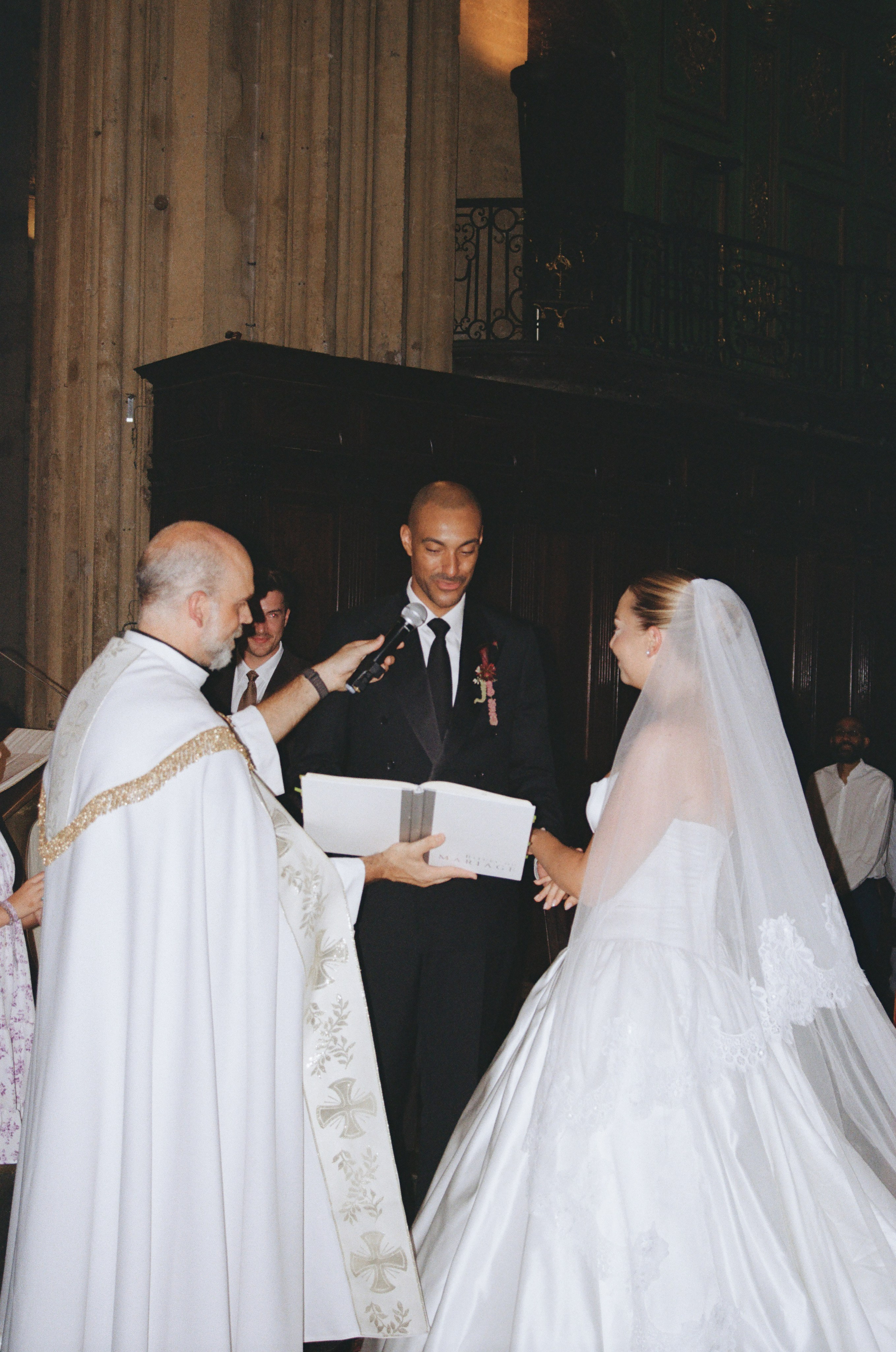 À l’argentique. Lucy Hubert — Photographe de mariage à Paris et en France