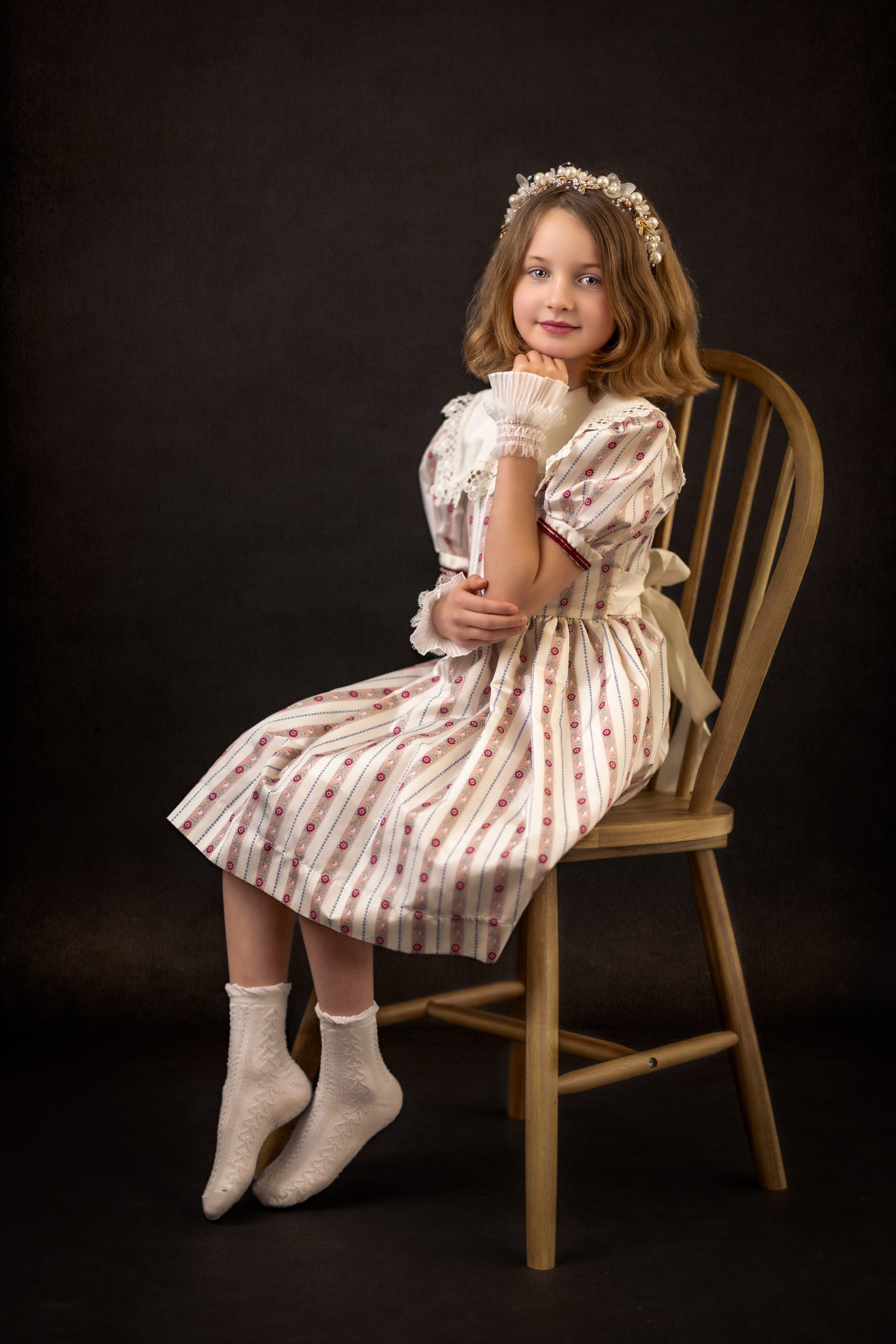 Fine Art children’s portraits in Dresden – artistic photography for your child. A studio with unique vintage outfits, perfect lighting, and an artistic atmosphere. No matter how active your child is – I will capture their essence beautifully!