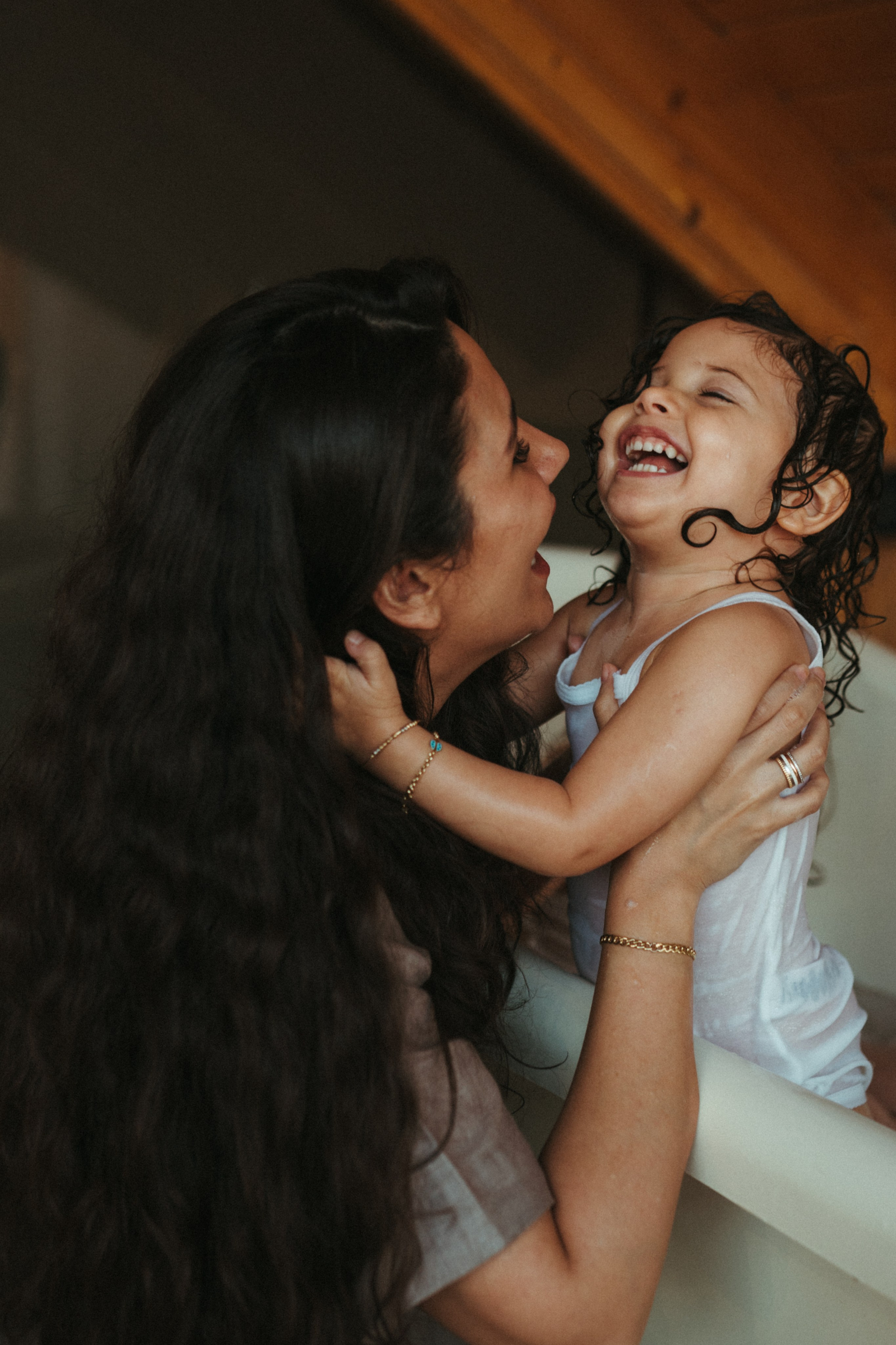 Amnah with daughters. Family photographer in Saudi Arabia