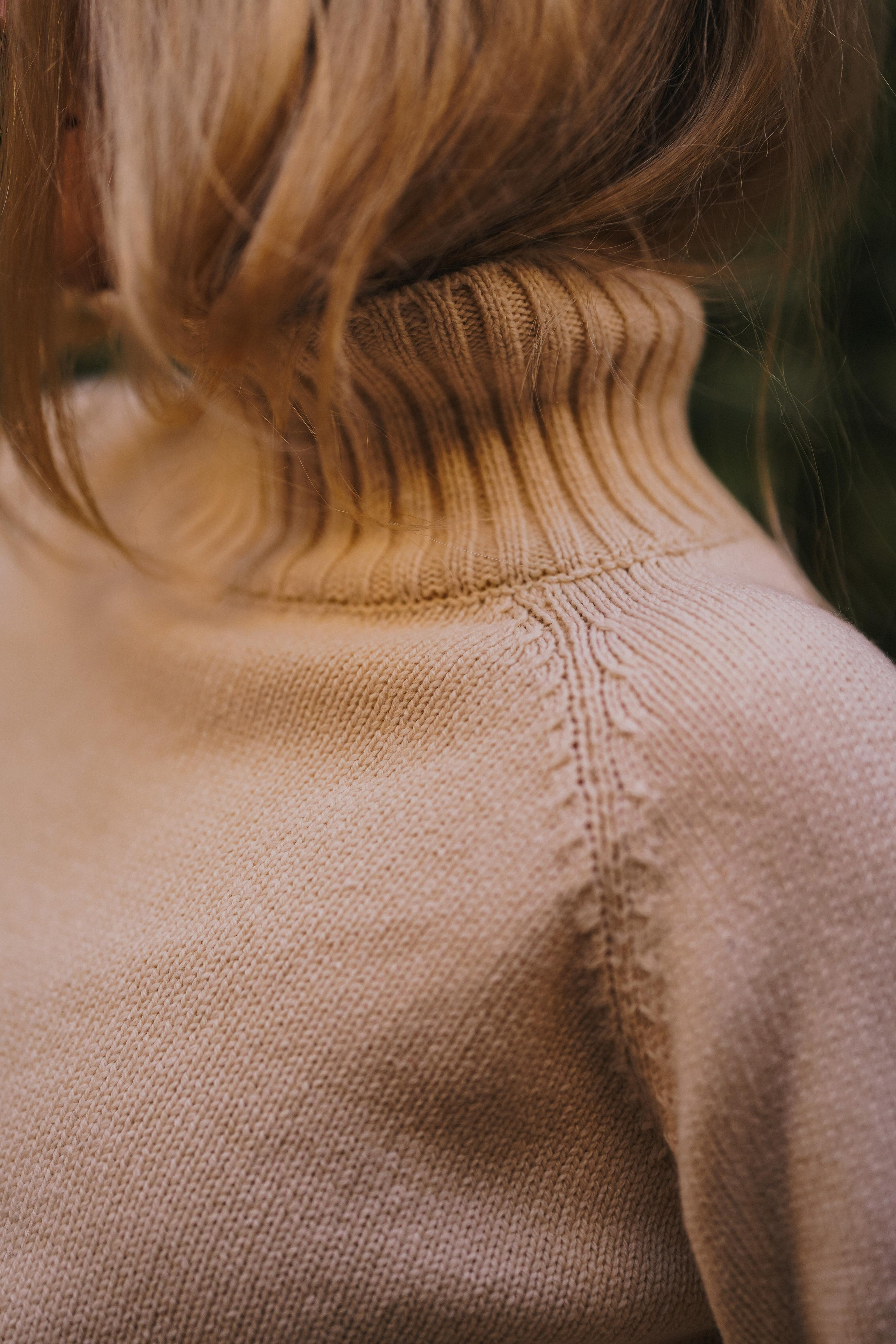 “In the town”. Editorial for https://preri.com/. Julia Pelikánová | Portrait and content photographer in Prague