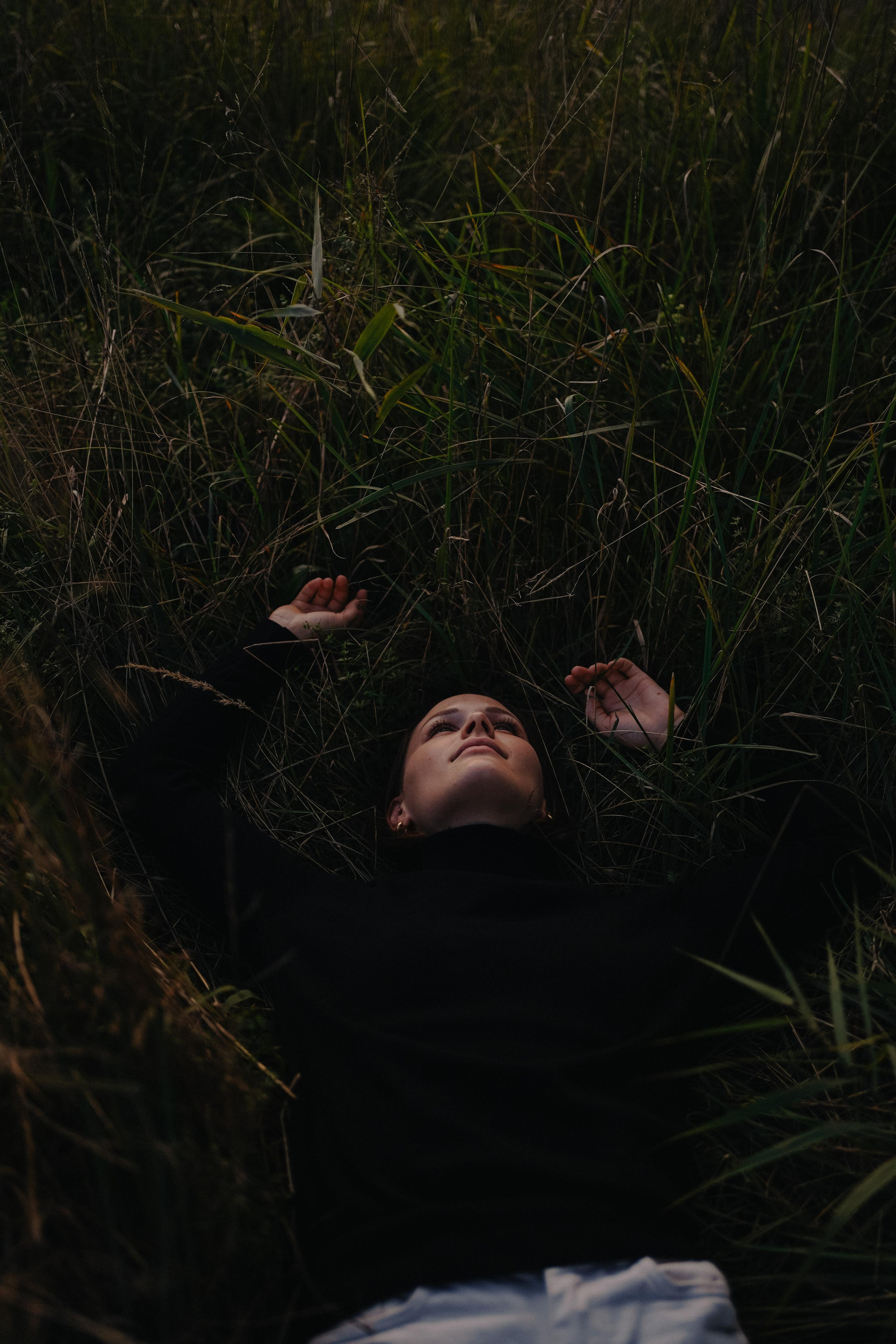 “The last sun rays”. Editorial for https://preri.com/. Julia Pelikánová | Portrait and content photographer in Prague