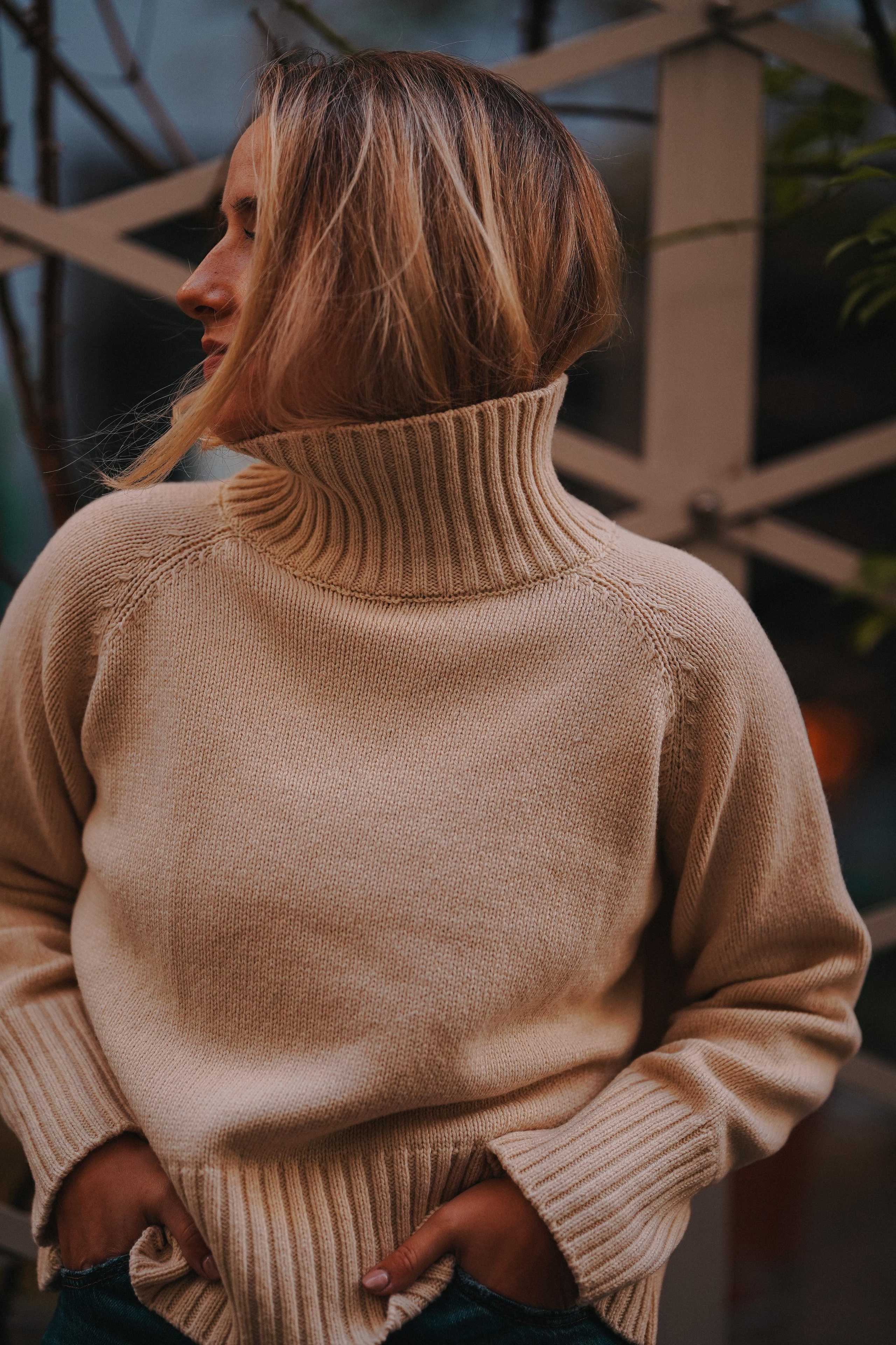 “In the town”. Editorial for https://preri.com/. Julia Pelikánová | Portrait and content photographer in Prague