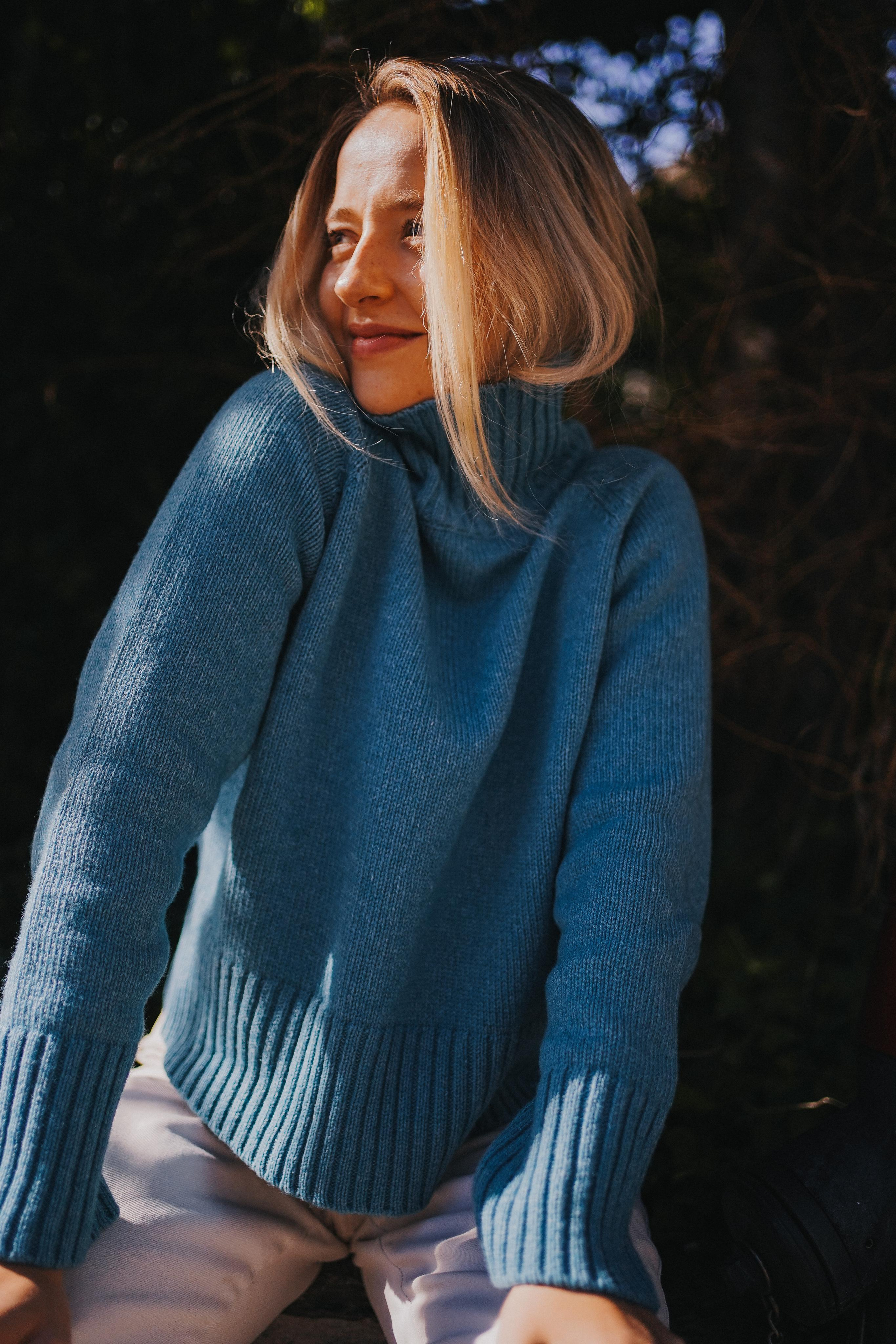 “In the town”. Editorial for https://preri.com/. Julia Pelikánová | Portrait and content photographer in Prague