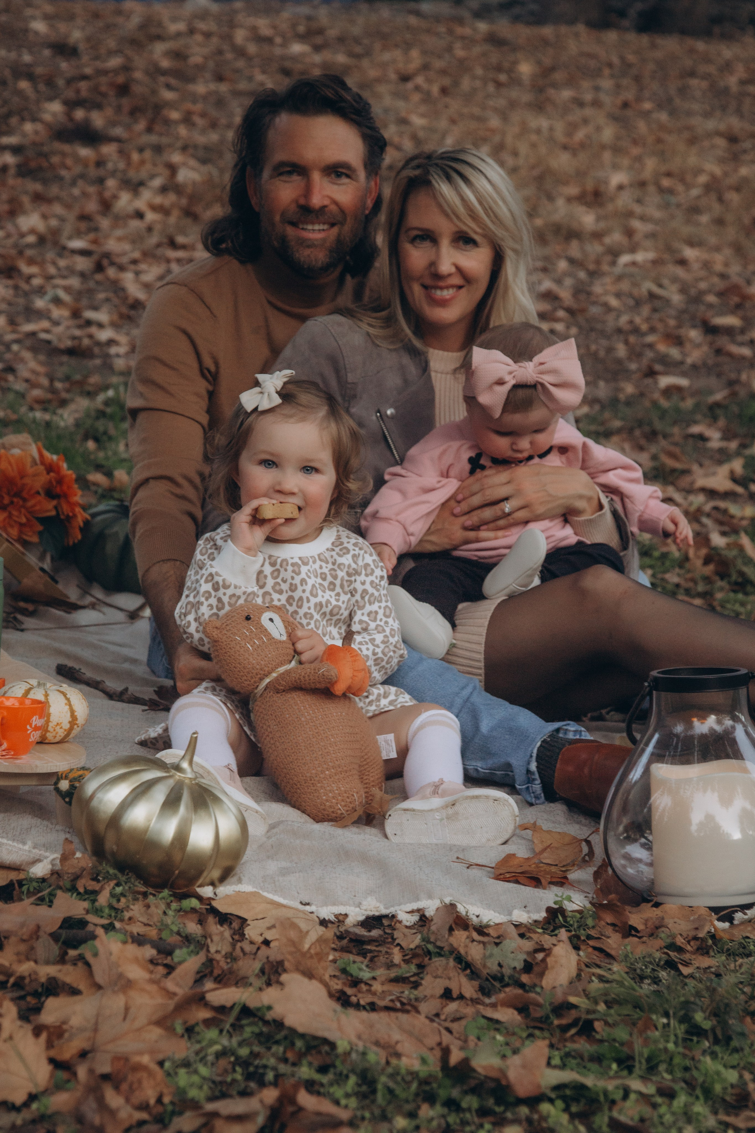 Family in nature. Family and children’s lifestyle photographer Elena Tumanova