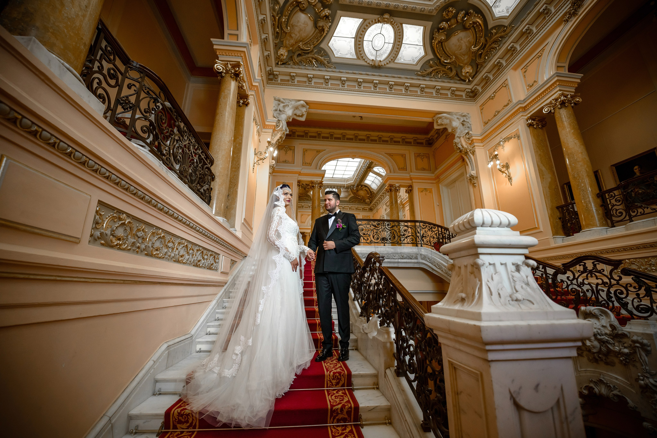 mireasa pe scari locatie luxoasa fotografie editoriala