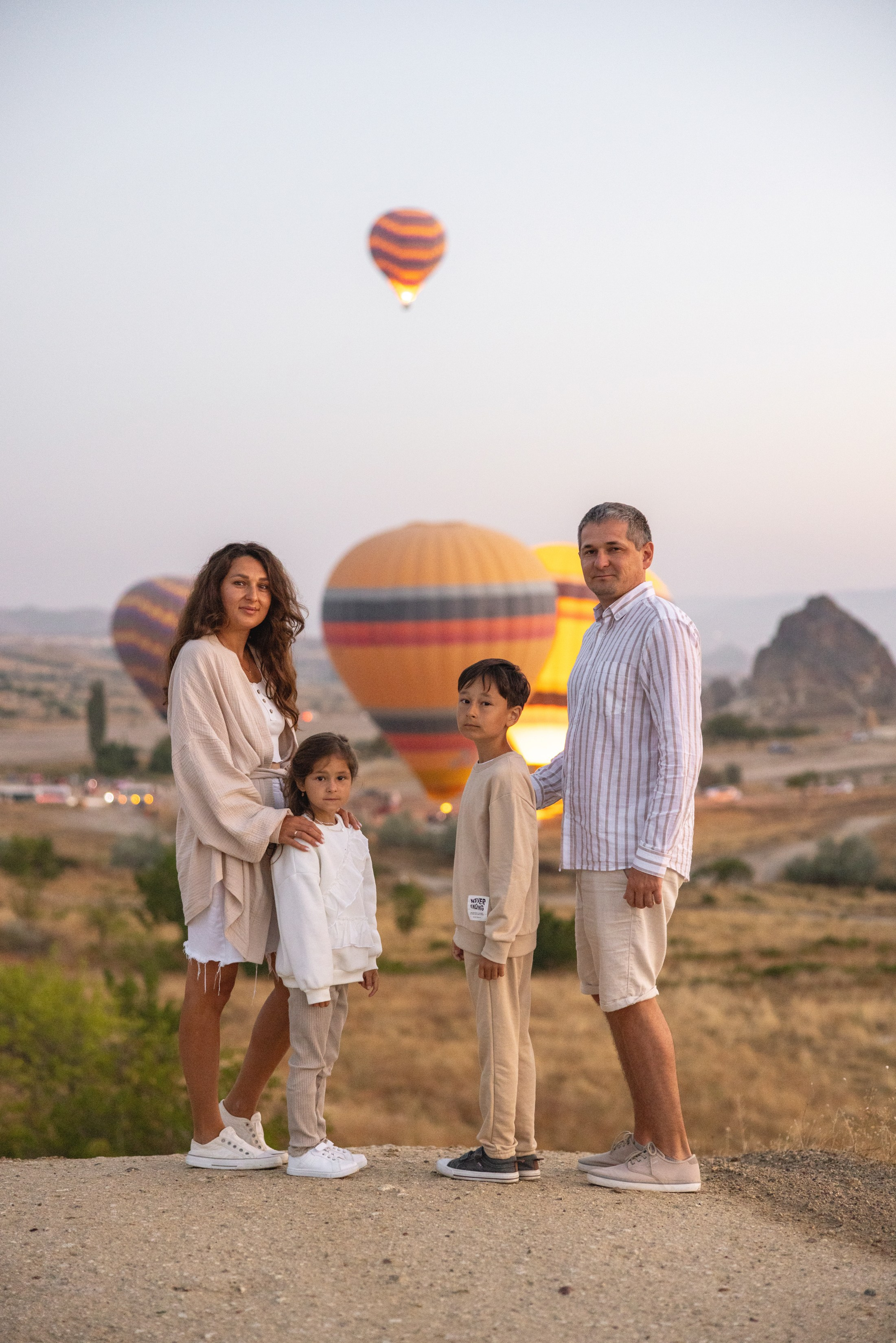 Family Photoshoot at Sunrise with Cappadocia’s Hot Air Balloons. Julia Ganch I Fashion Wedding Photography I Cappadocia Turkey