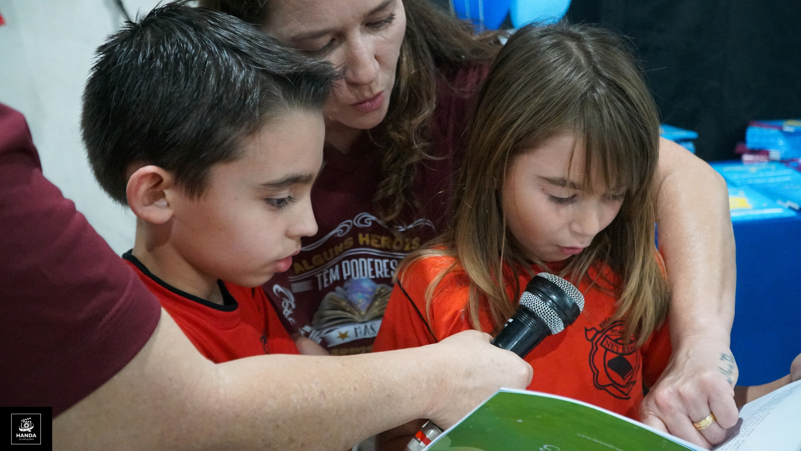 Noite autógrafos colégio Aurélio Buarque de Holanda. Handa Produções